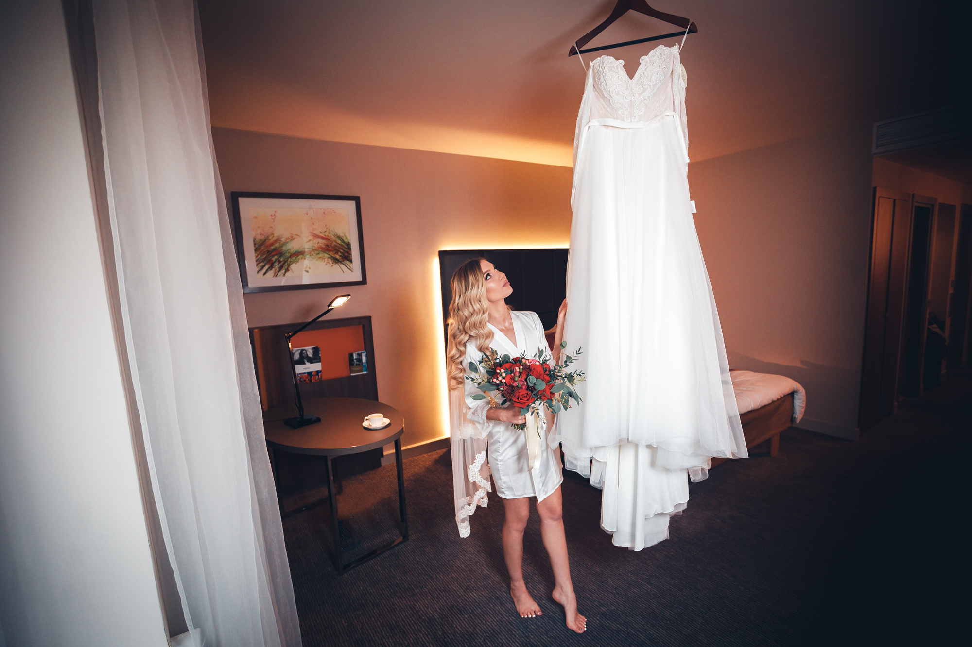 Красивые фотографии невесты в отеле со свадебным платьем и свадебным