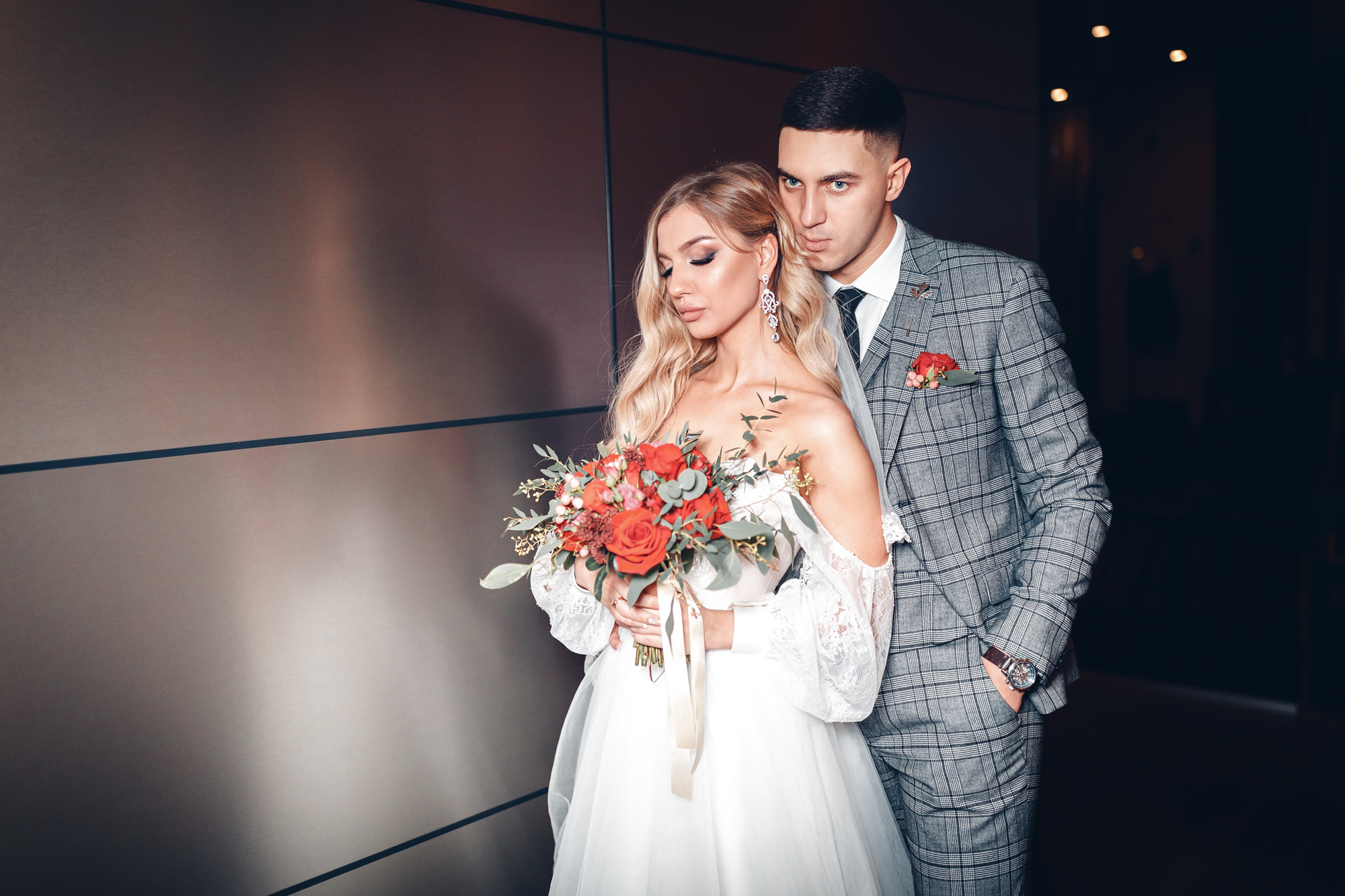 Жених и невеста позируют в ресторане