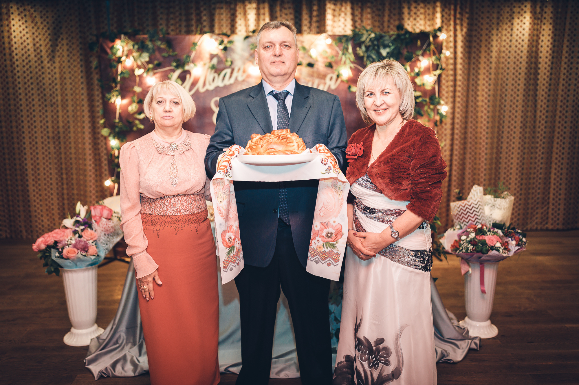 Родители встречают жениха и невесту караваем на свадьбе