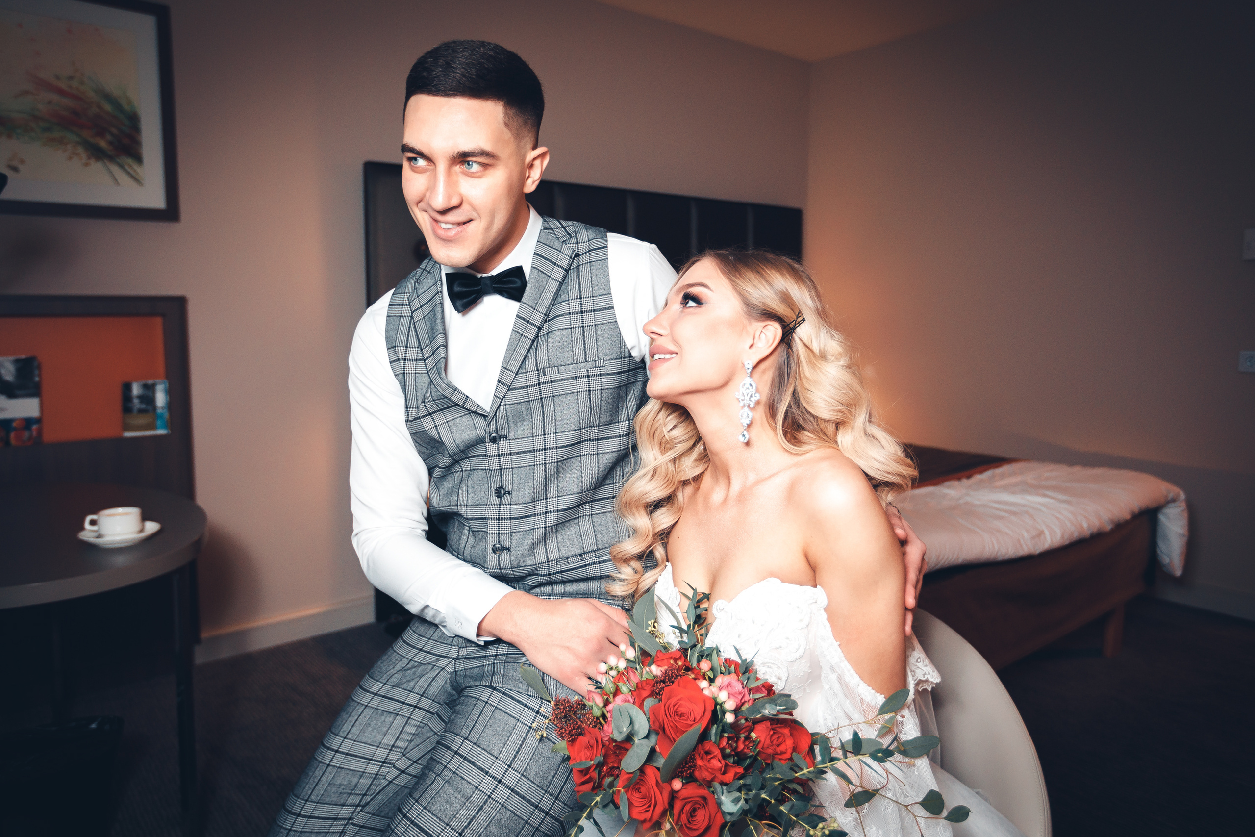 Молодожены обнимаются и смеются на фото