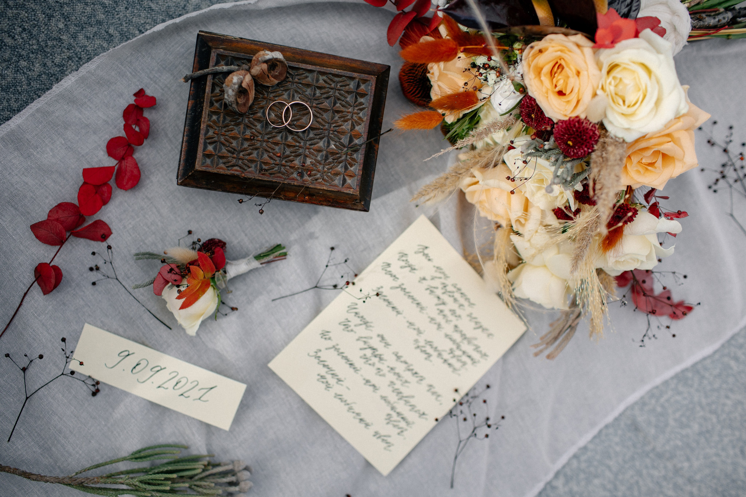 Эмоциональный натюрморт в стиле Алексея Клещинова: букет невесты с эвкалиптом и сухостоем, кольца на деревянной шкатулки и пожелтевшая записка с признанием в любви. Свет и композиция