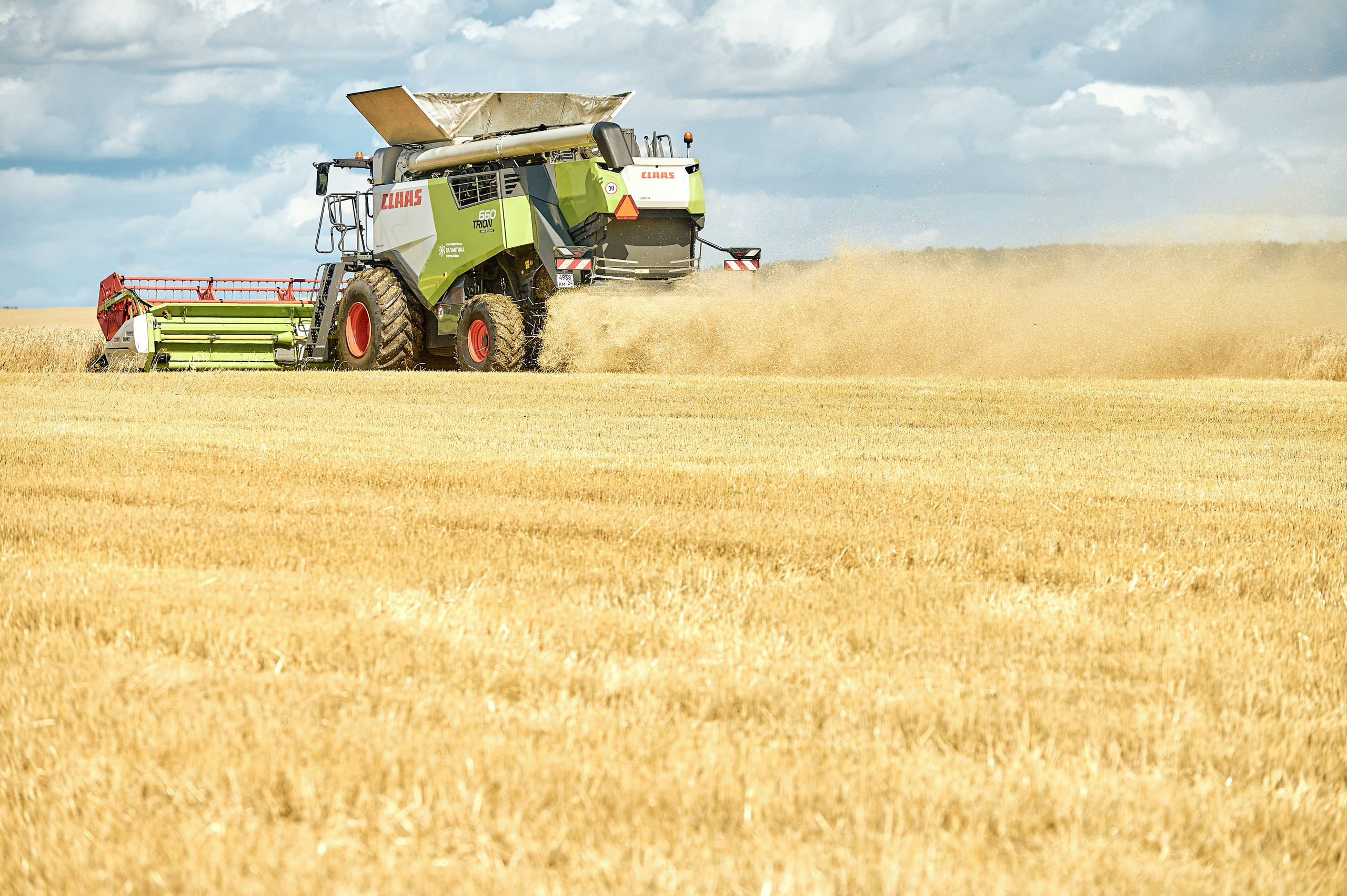 Сельхозтехники Галактика — представление в работе близ г. Абакан. Фотограф Яковлев Роман — Красноярск