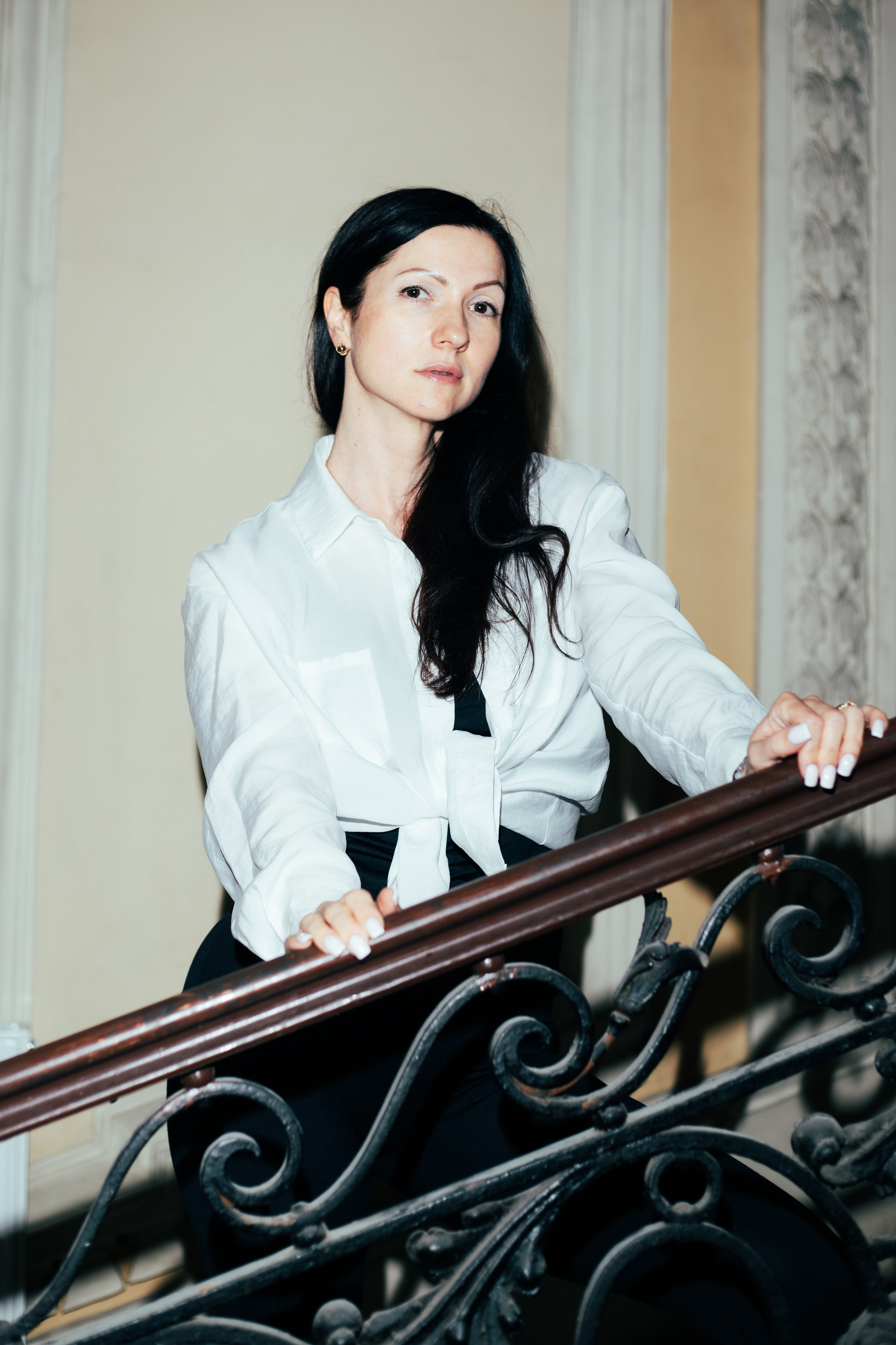 Съемка Александры в Питерской парадной. Портретный Фотограф в Санкт-Петербурге Кира Орехова