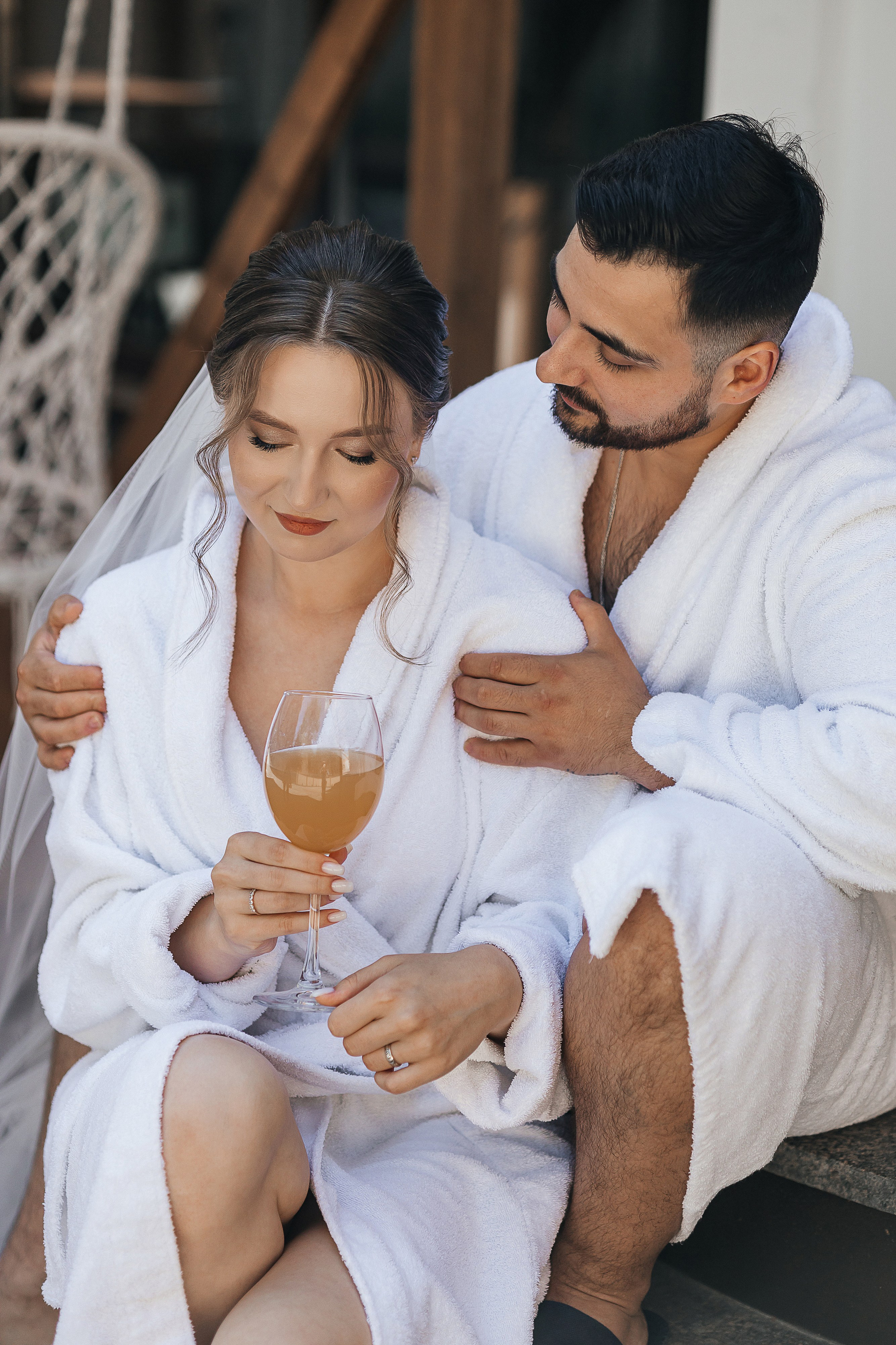 Свадебная фотосессия пары в номере отеля. Олег Сверчков | Свадебный фотограф Вологда