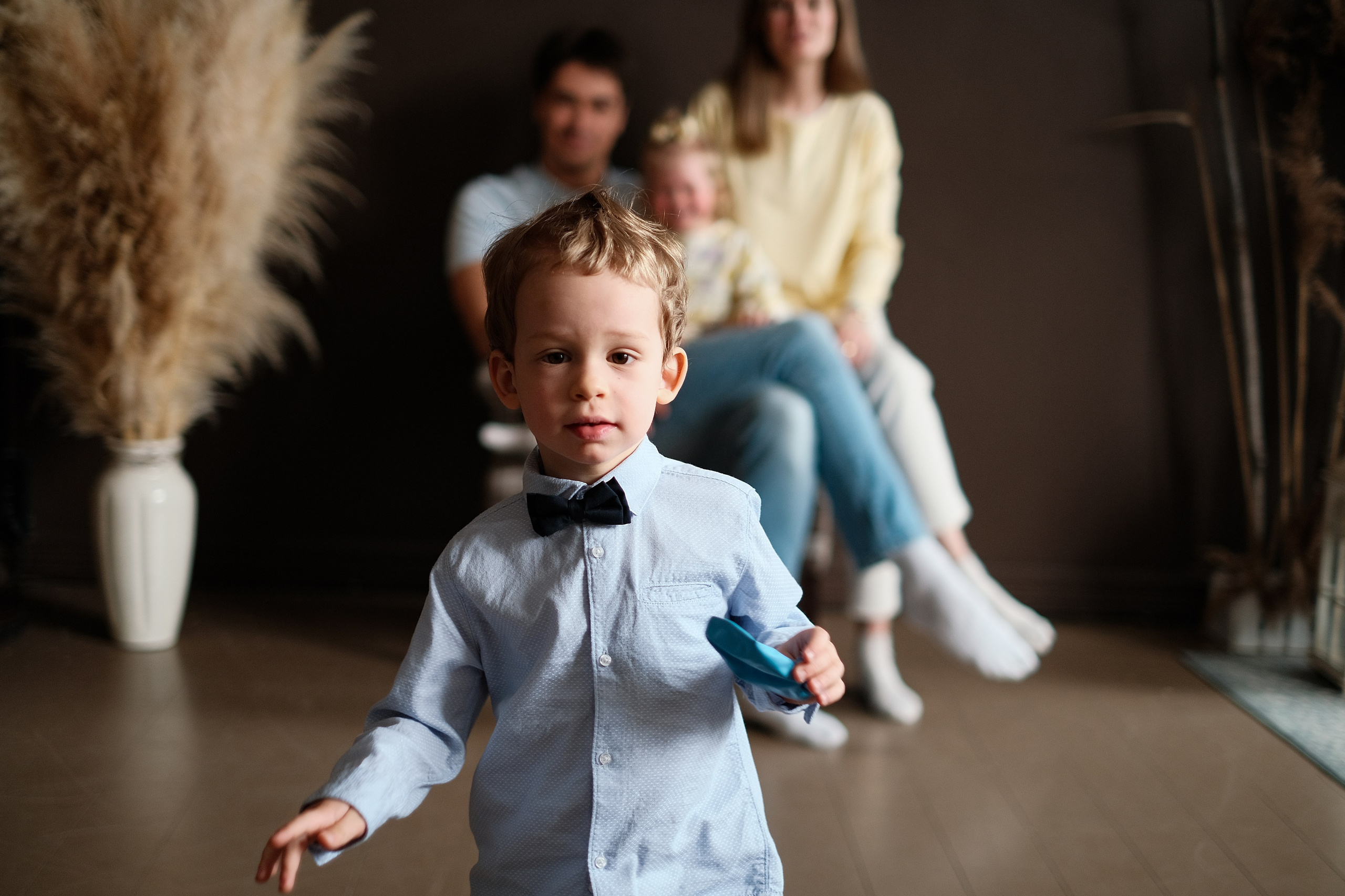 Мальчик бежит на камеру.