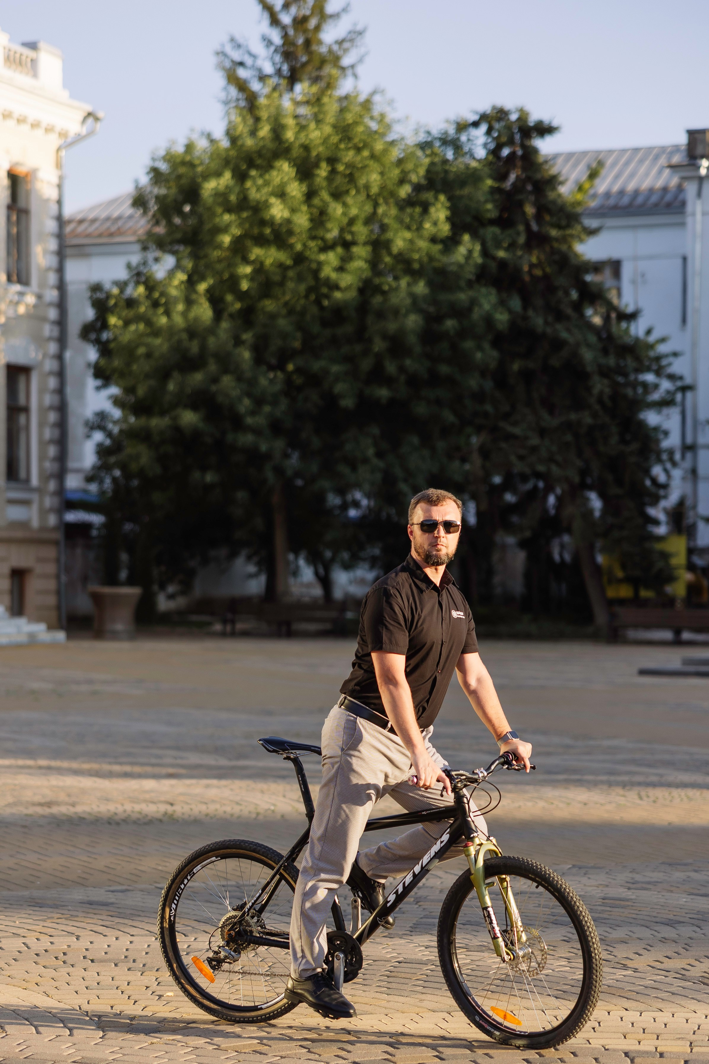 Портрет мужчины в лучах солнца на велосипеде