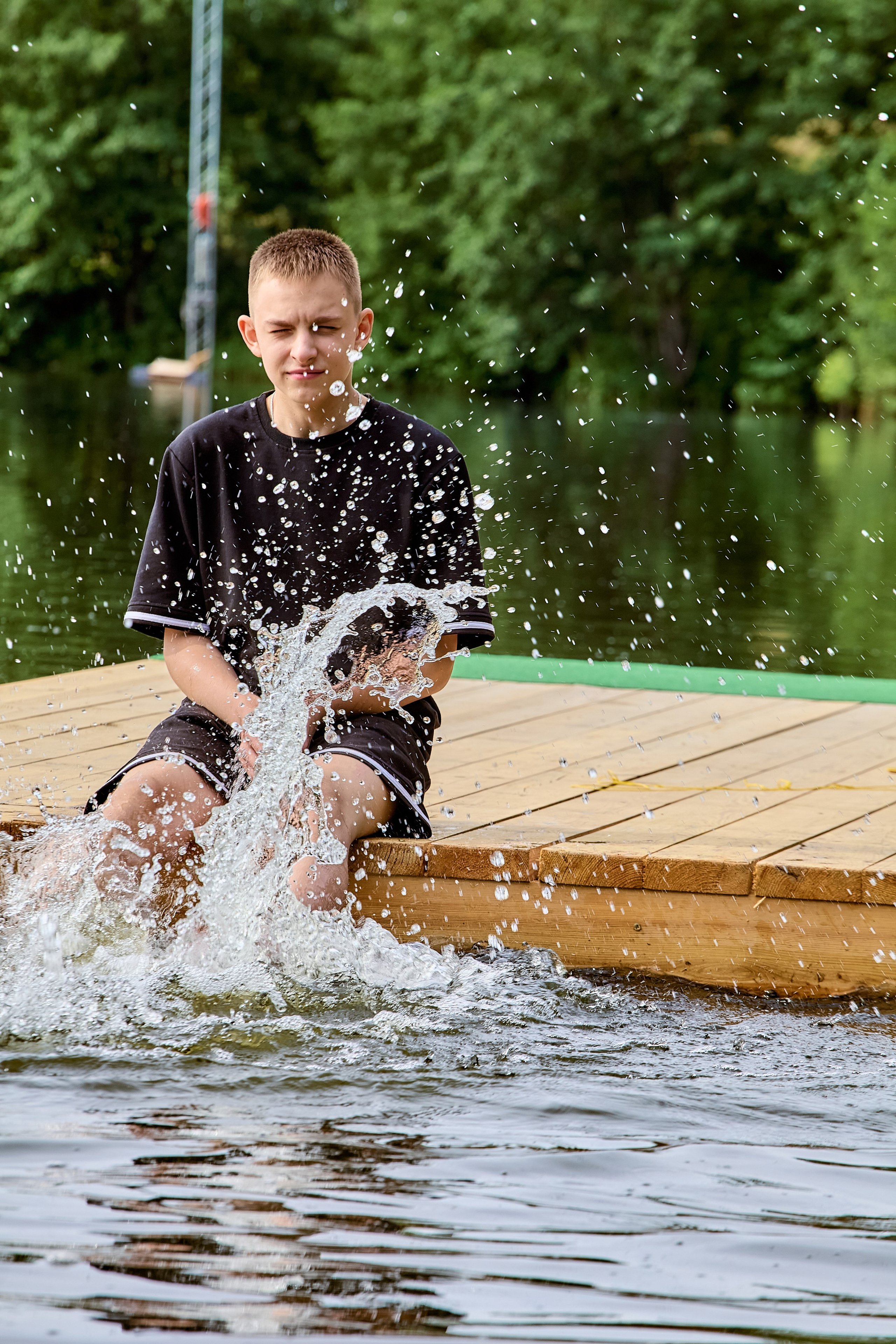 Семейная прогулка летом на озере
