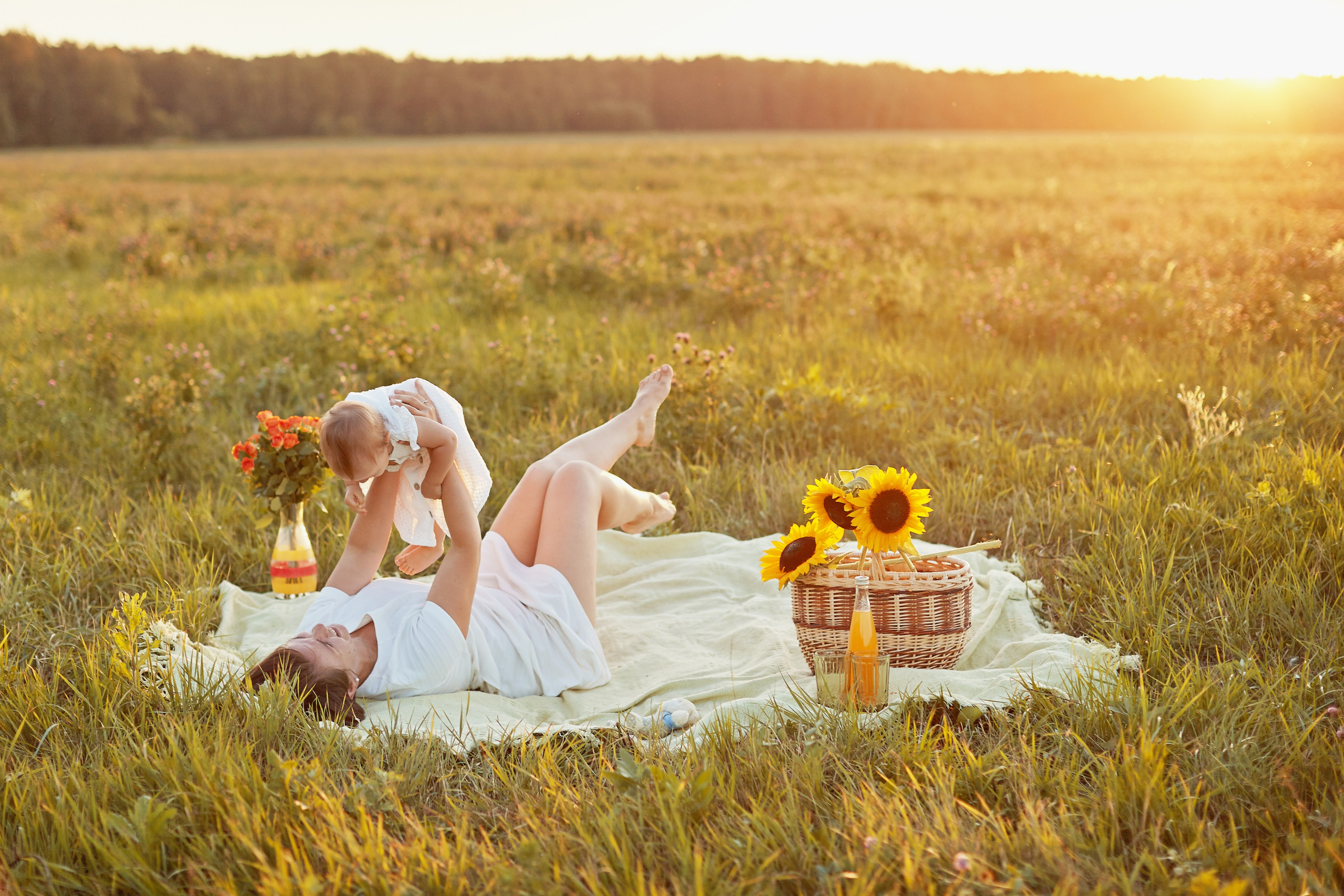 Мама с дочкой в поле на закате. Фотограф Ольга Ефремова