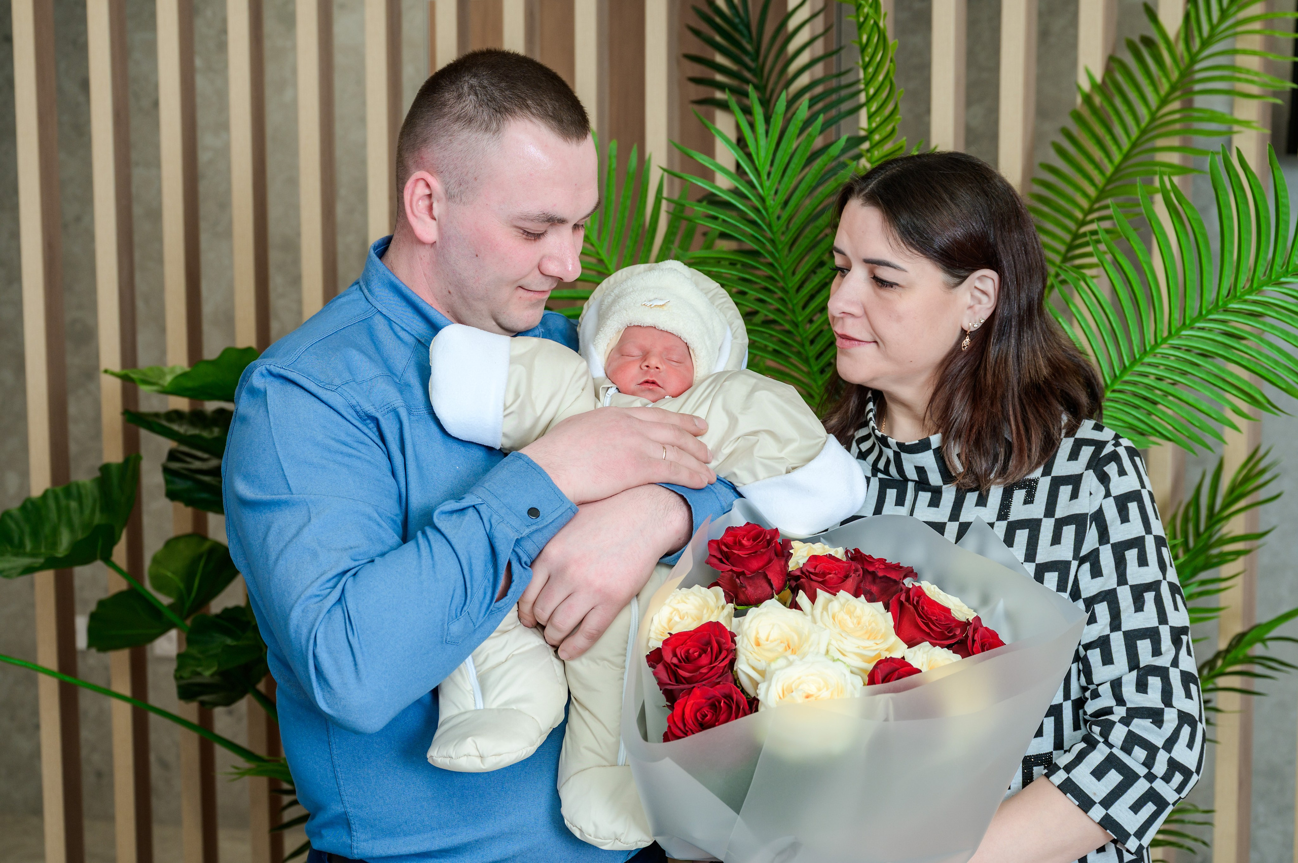 Съемка выписки из роддома ГКБ 81 Вересаева. Фотосъемка выписки из роддома в Москве, заказать фотографа на выписку ньюборн съемка в роддоме newborn фотограф в Юдино