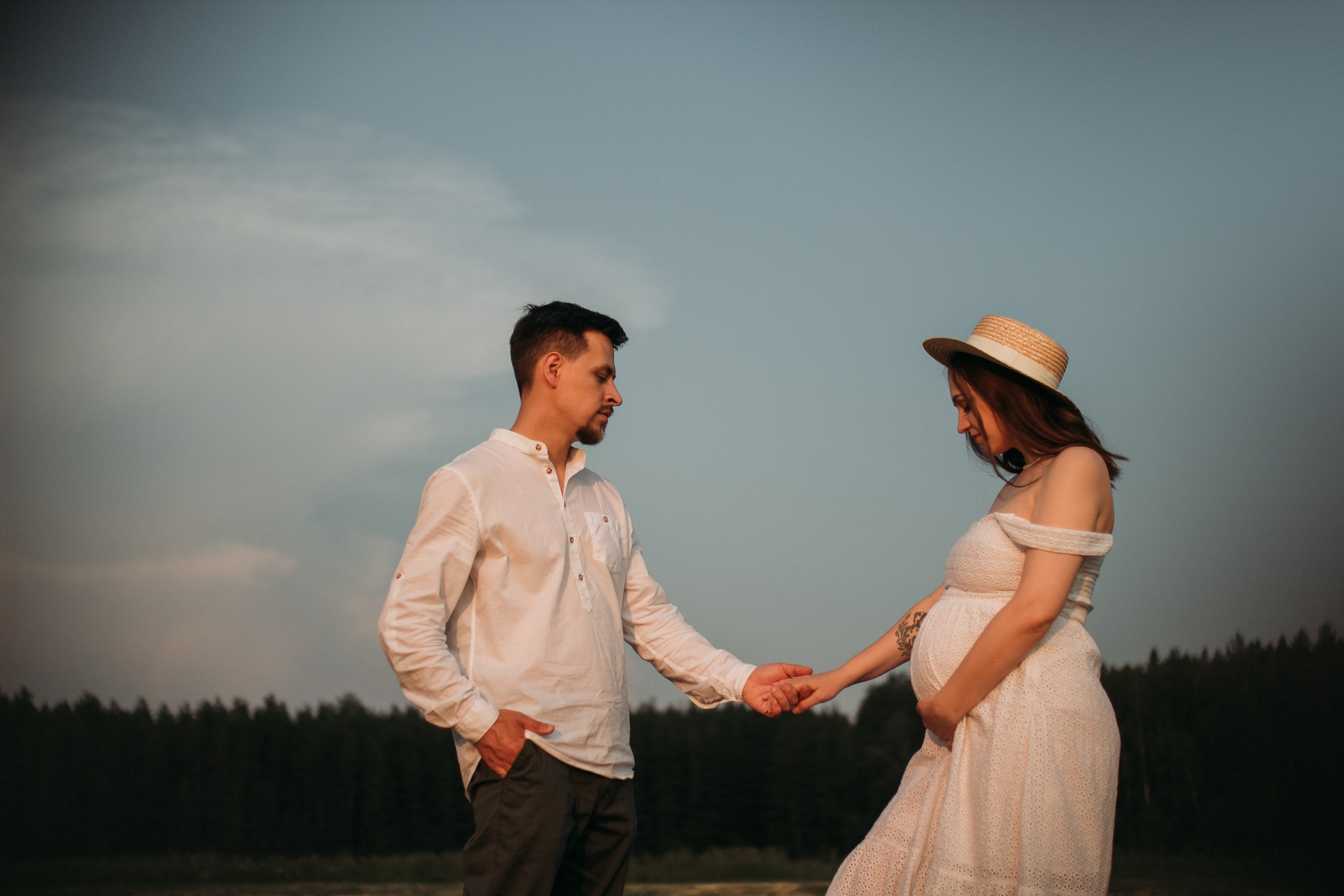 Фотосессия беременности в поле на закате. Семейный фотограф Екатеринбург Черепанова Олеся