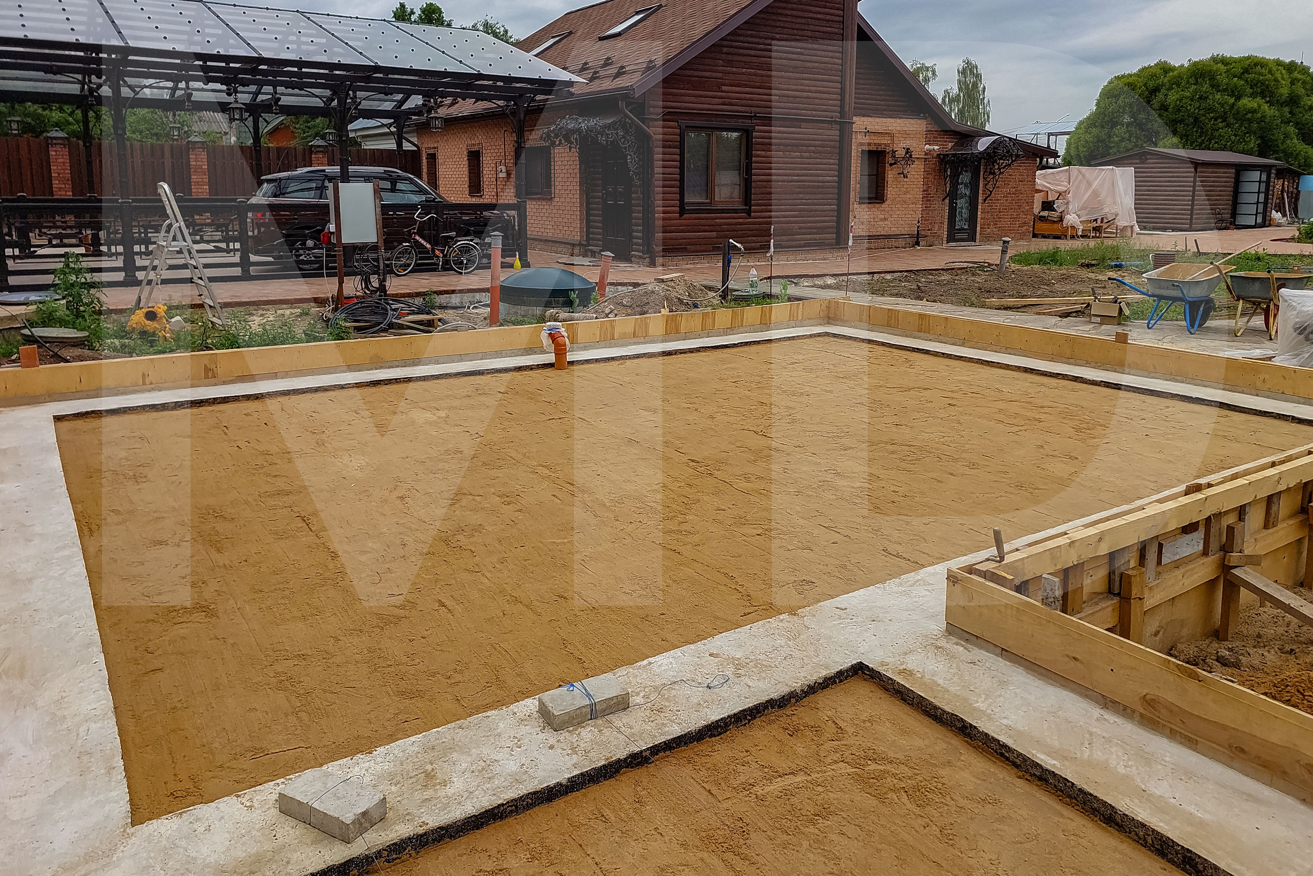 Готовый двухэтажный гараж в стиле Лофт — сочетание кирпича, дерева и металла. Современный дизайн, функциональность и эстетика во всём. Строительная компания «Милый дом» МД. Москва и Московская область