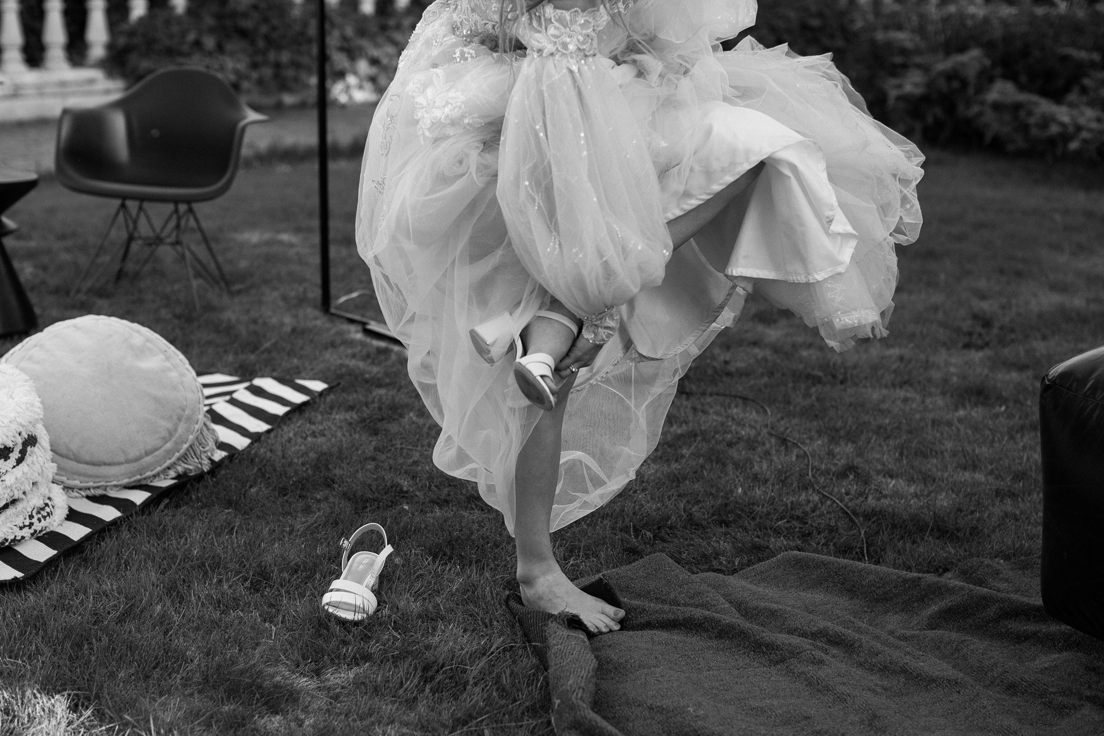 HOLDING_OUT_OF_THE_HERO. Wedding photographer in Europe