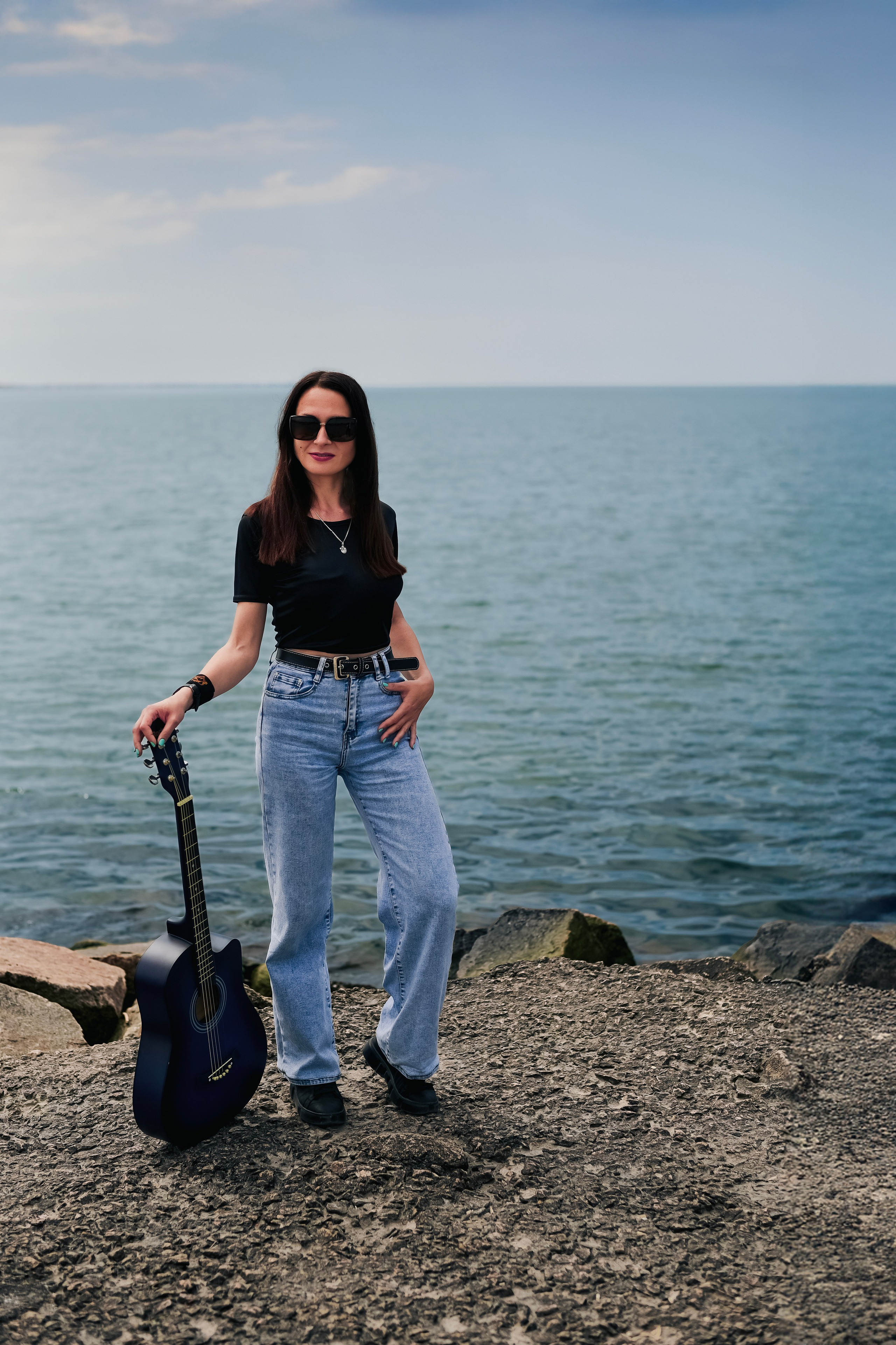 Девушка с гитарой. Главная