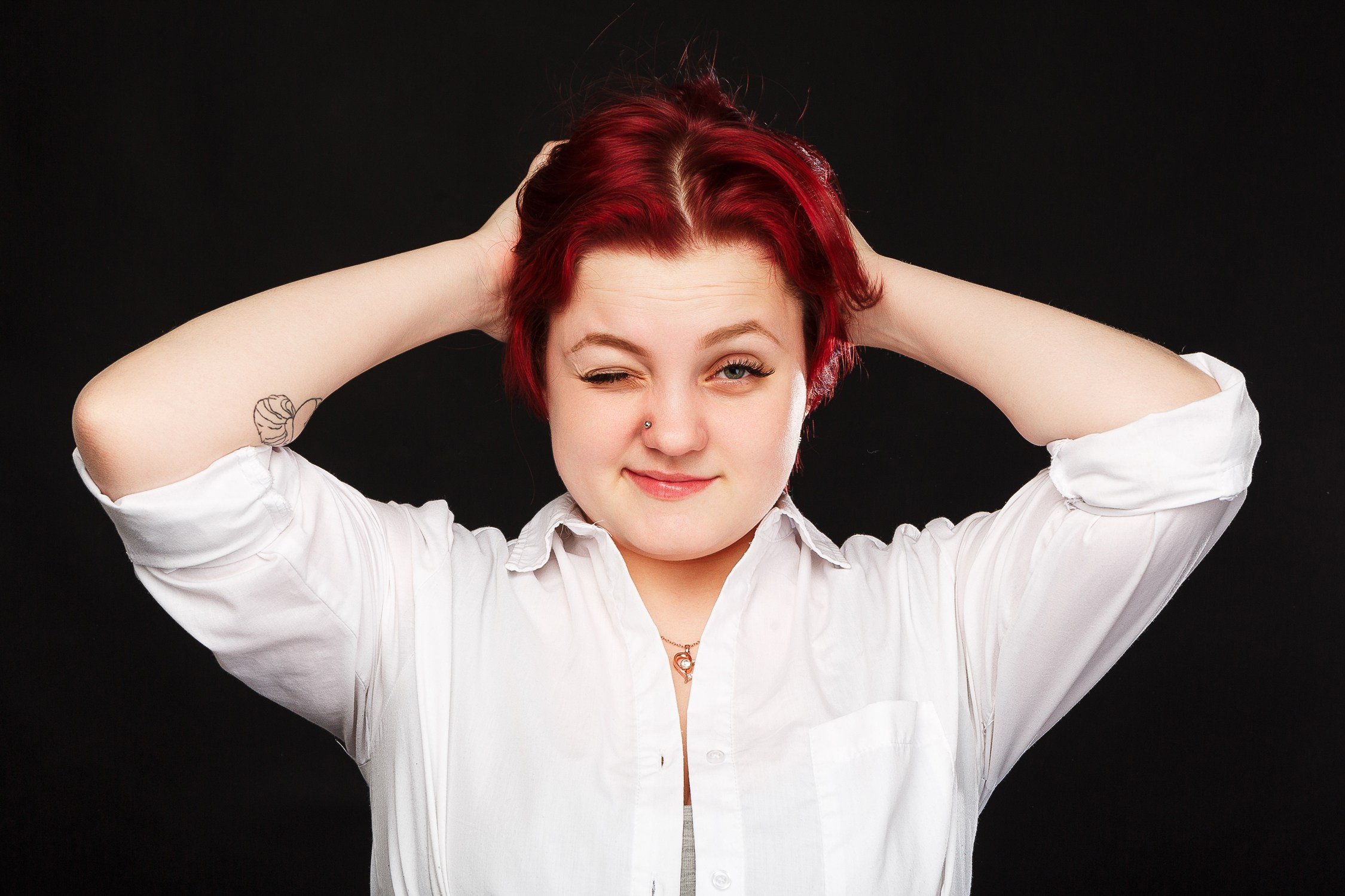 Портретная фотосессия в Санкт-Петербурге. Студийный фотосет. Профессиональный фотограф Сергей Пушкин. Студийный портрет, СПб. Женский портрет. Фотосессия для подростка. Частная фотосъёмка для соцсетей. Фото на память. Красота спасёт мир. Индивидуальная фотосессия. Студийная контент-съёмка. Фотограф для контента.