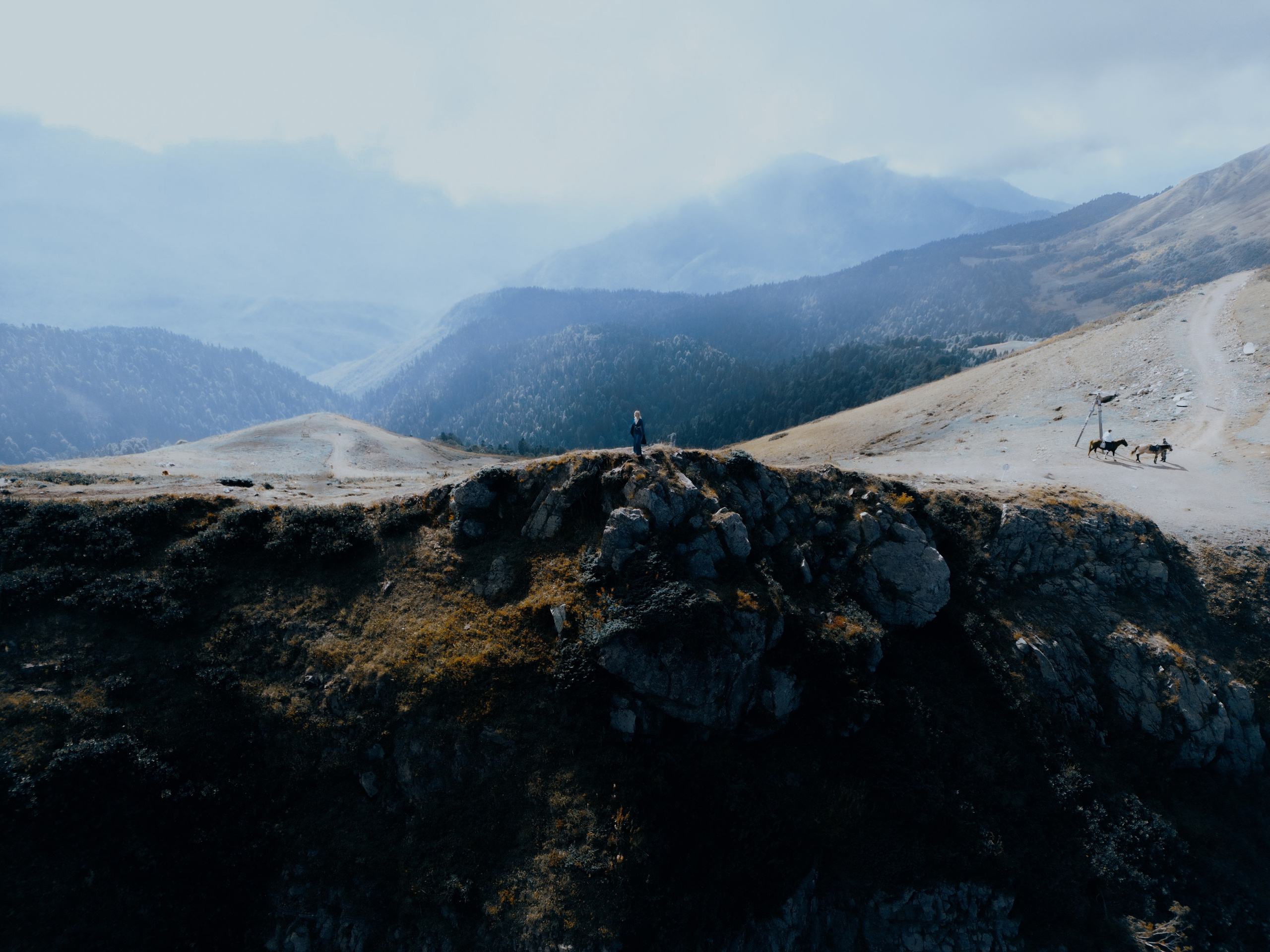 Общий кадр с коптера на фоне гор Сочи