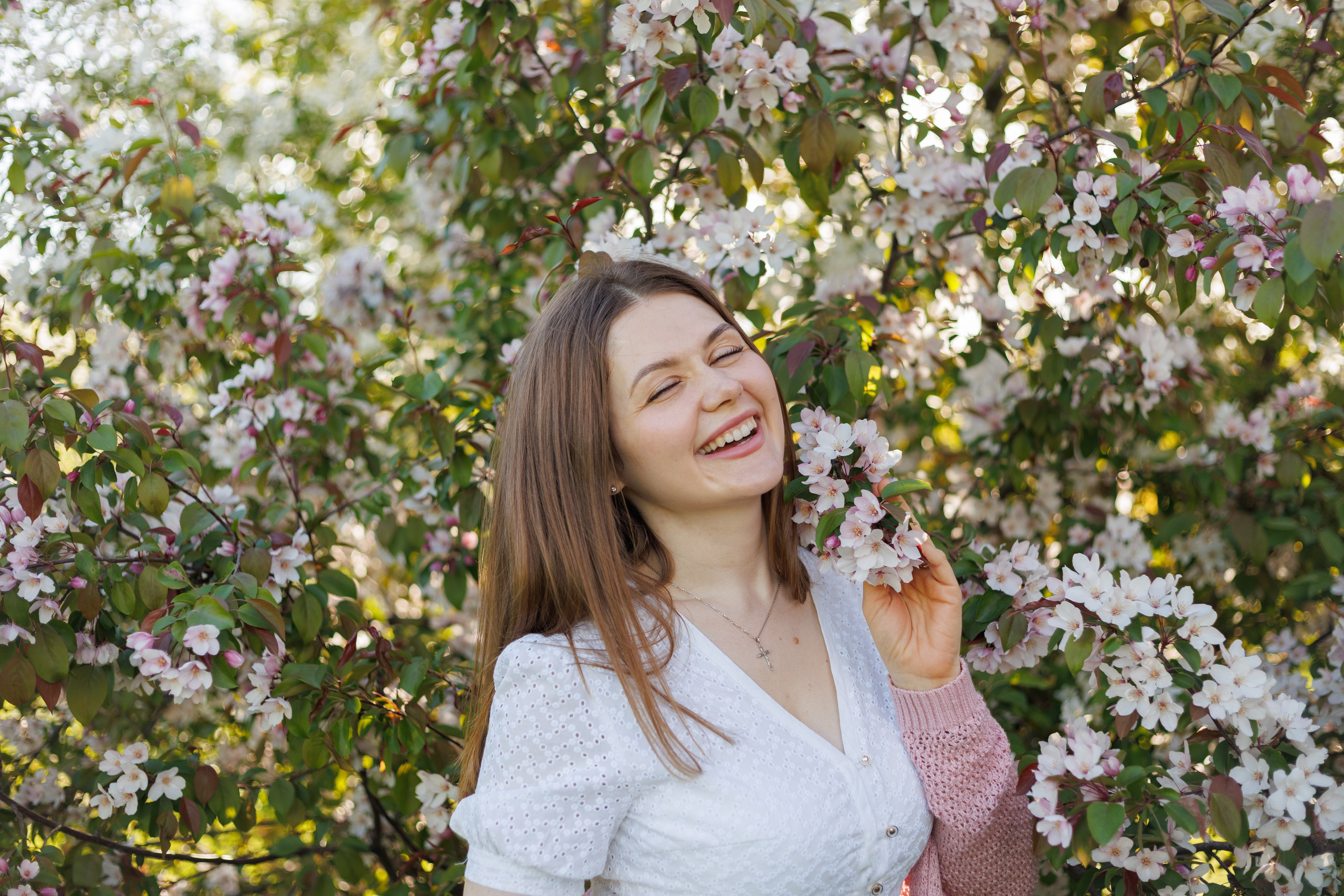 Фотосессия в цветущих яблонях. Семейный фотограф г. Тюмень