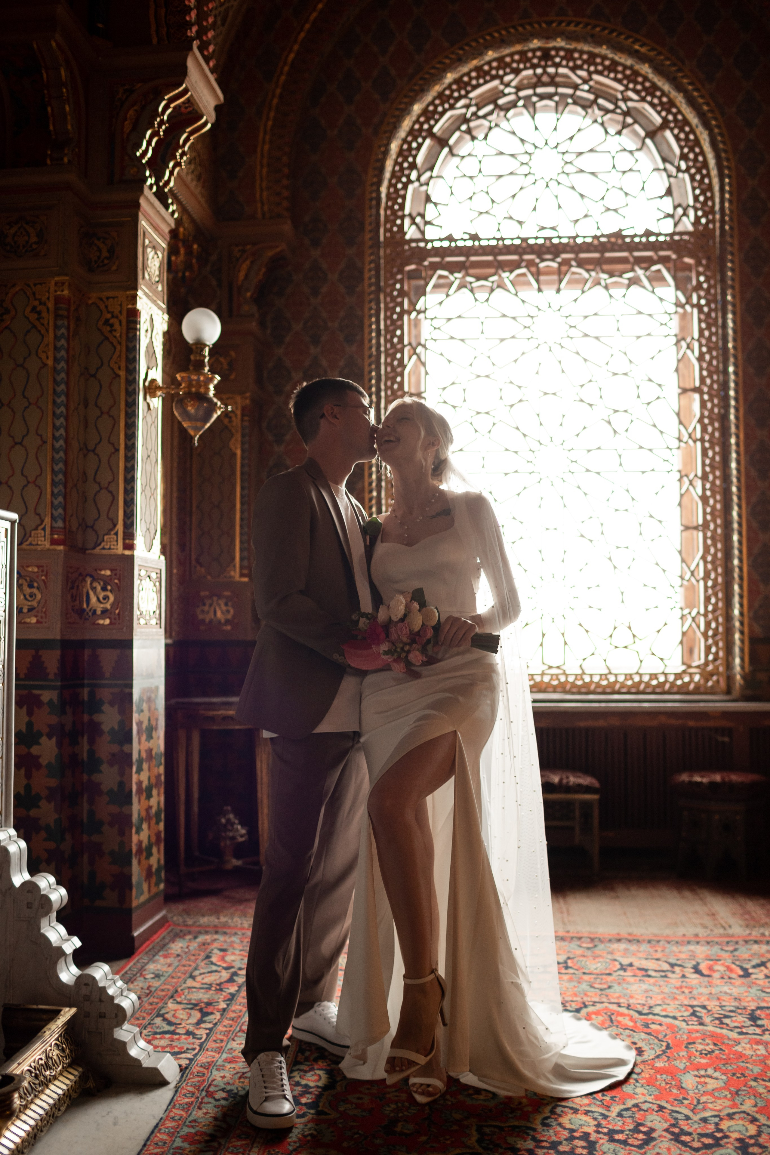 Свадебная фотосессия во дворцах Петербурга. Свадебный фотограф Кирилл Белый