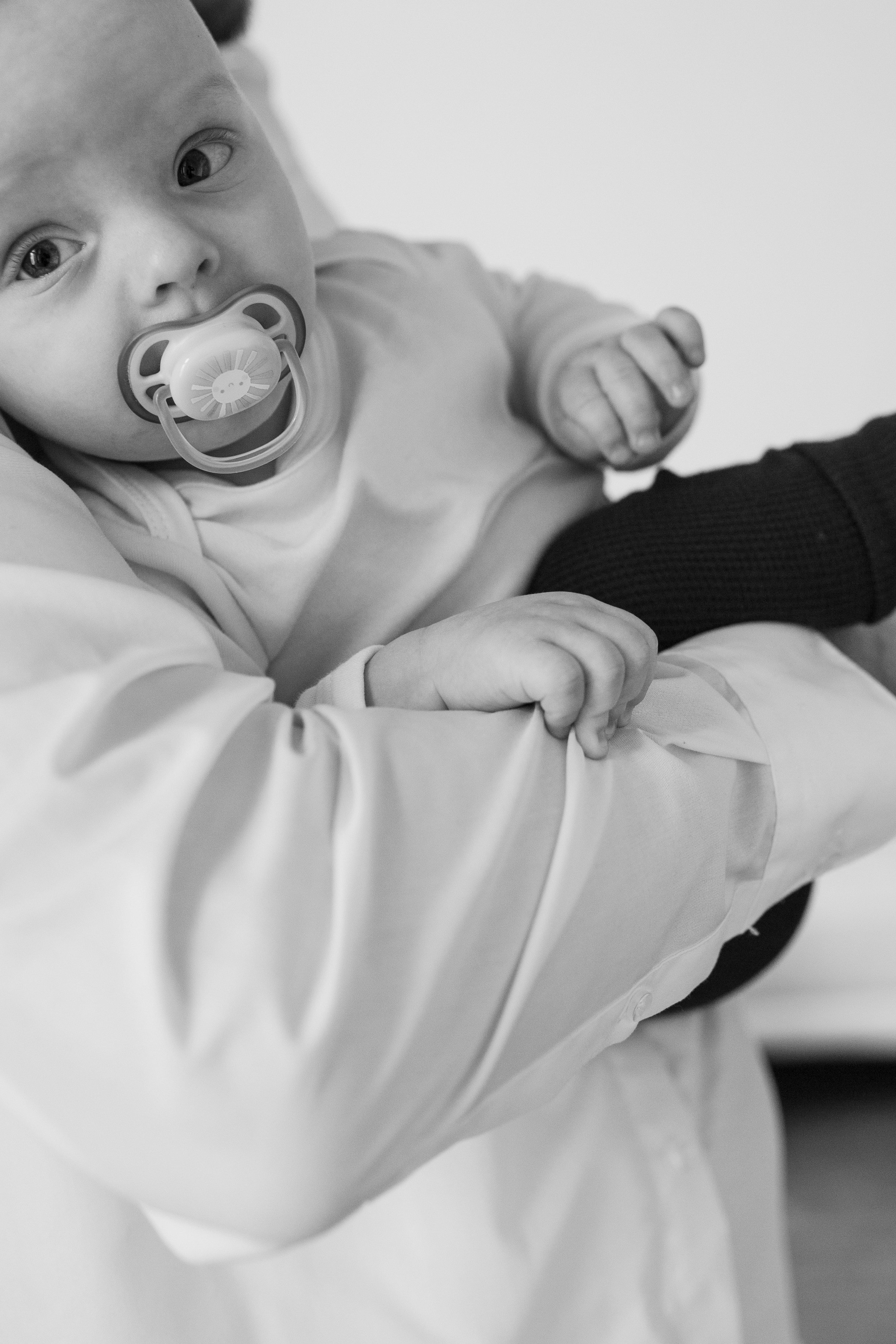 Портрет годовалого малыша в фотостудии.