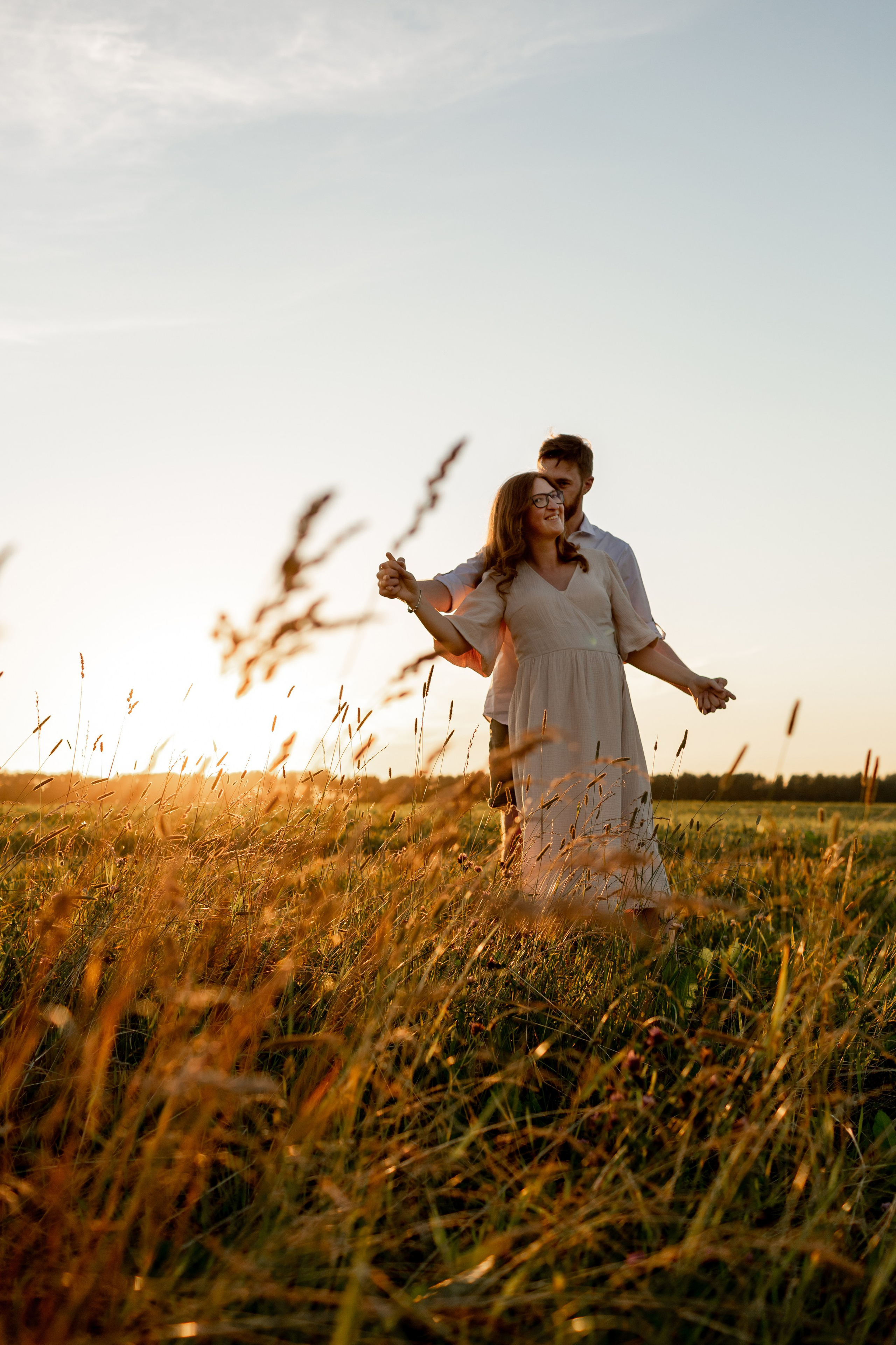 В ожидании чуда. Закат в поле. Свадебный фотограф Кирилл Белый