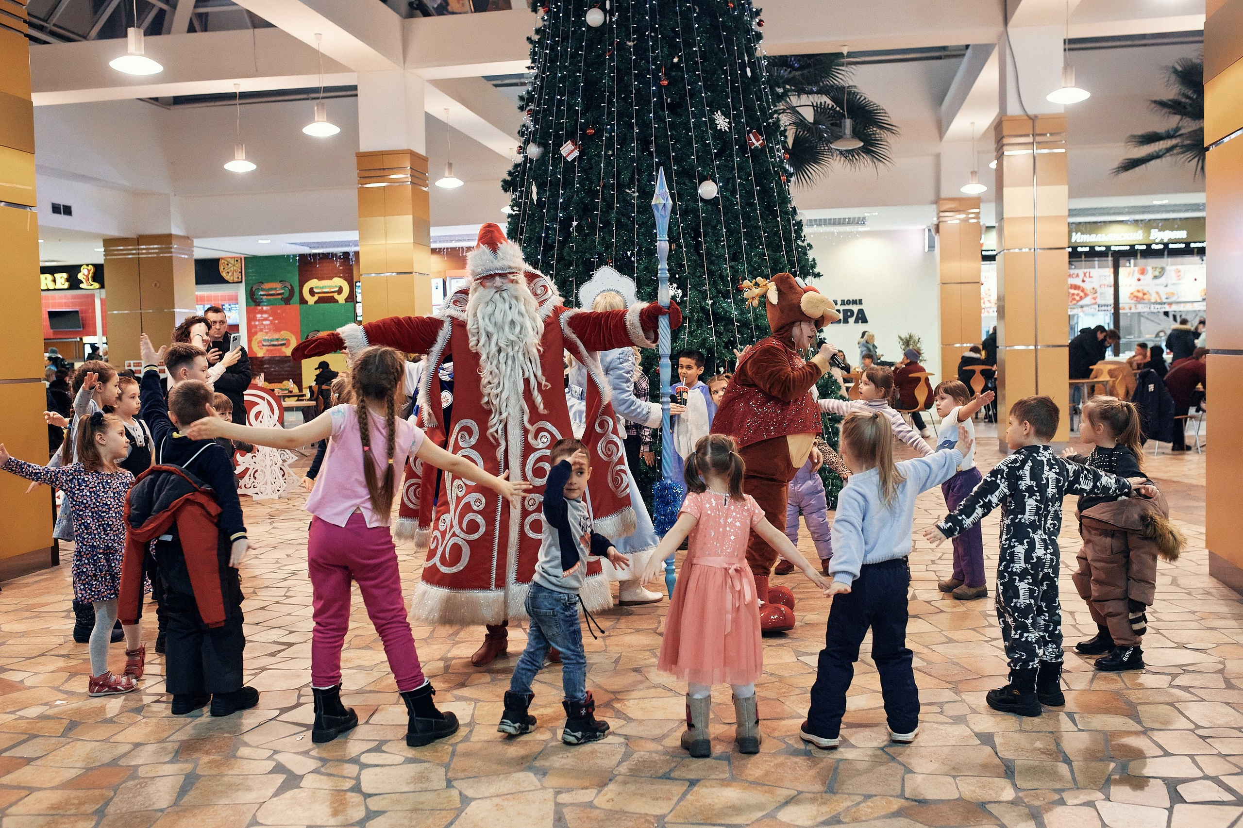 Детский новогодний праздник в ТЦ Июнь. Семейный и репортажной фотограф в Красноярске и Москве Виктор Бабинцев