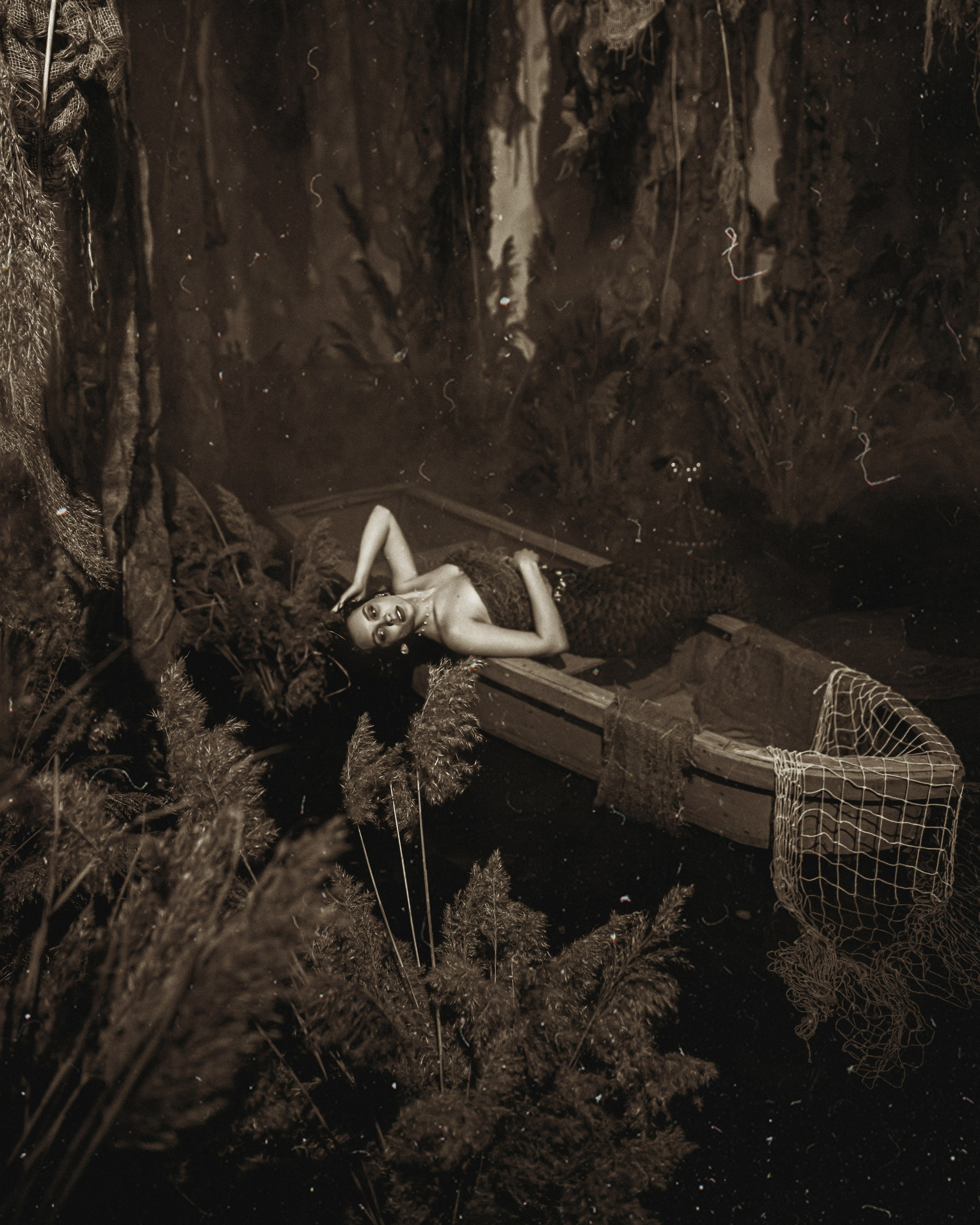 Мрачная фотосессия в образе русалки в фотостудии 2-й этаж в г. Кемерово