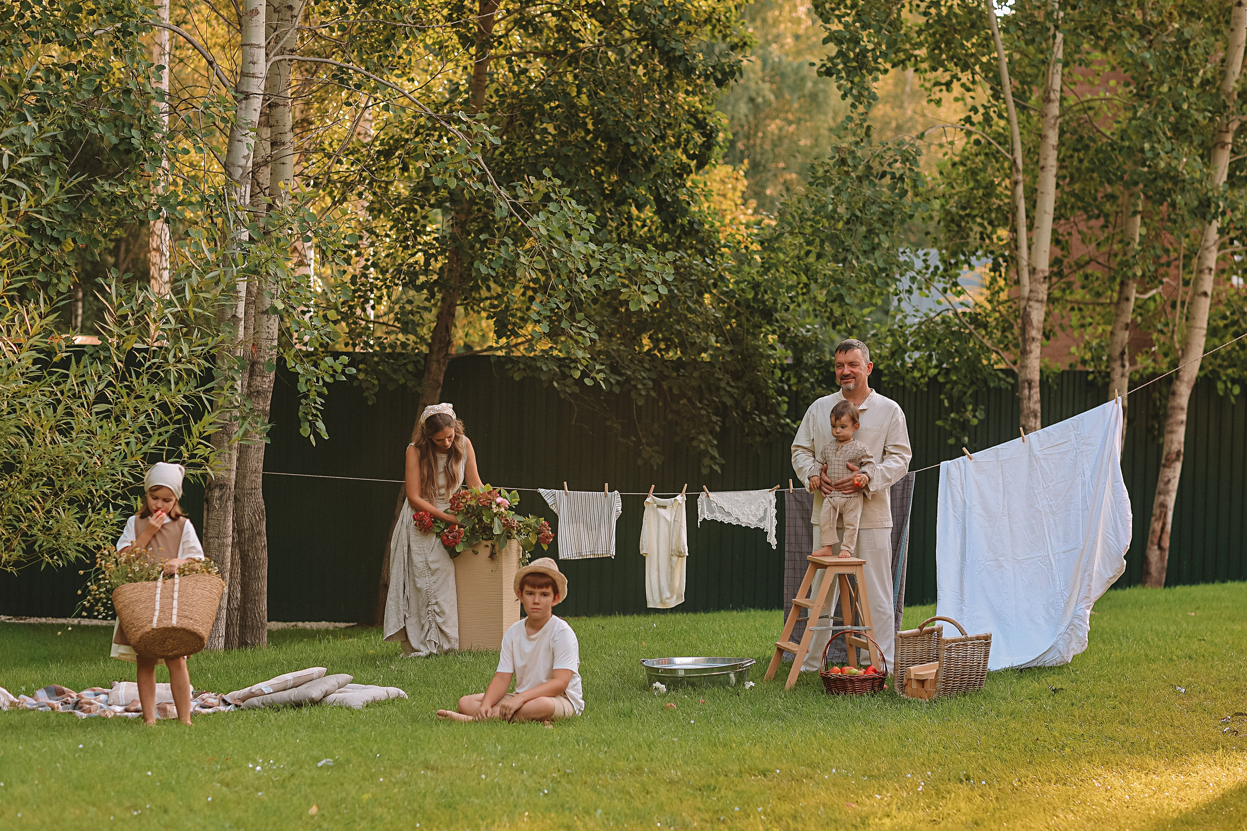 Стирка у дома. Семейный фотограф Тюмень, фотограф на роды Салмина Мария