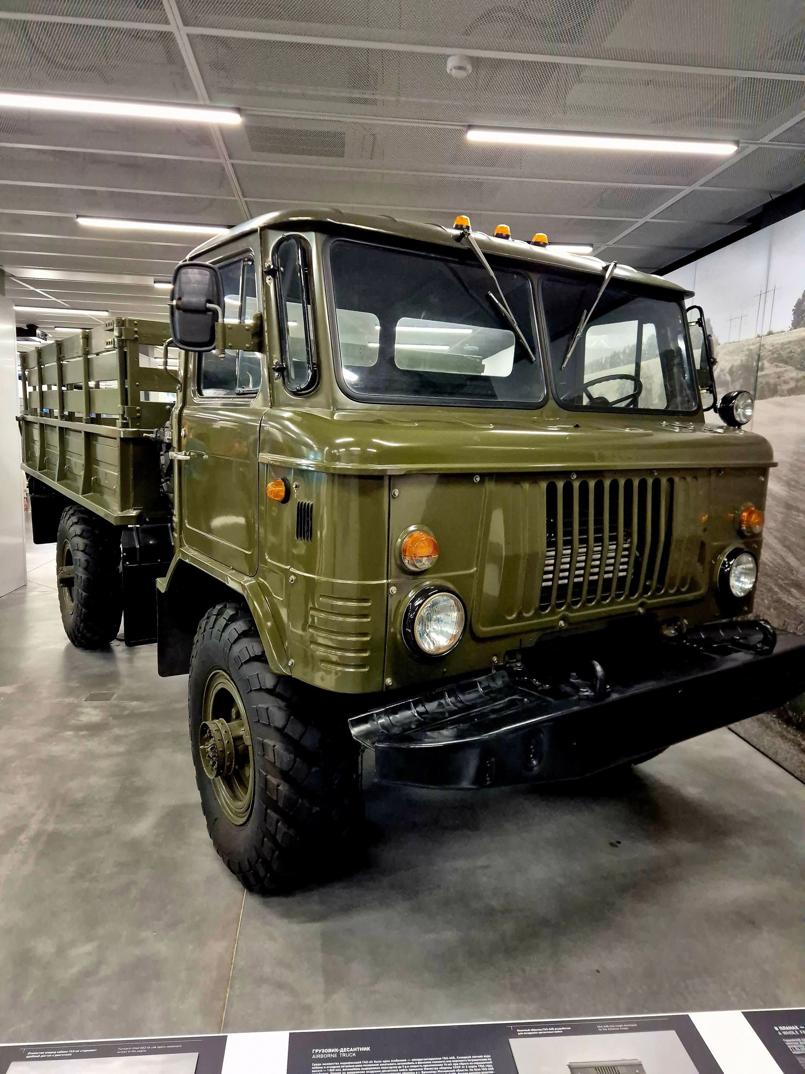 ГАЗ-66. Советский вездеход, аналогичный немецкому Унимогу. Историю не знаю, кто был раньше. Но и габариты, и отчасти внешний вид, у них схожи.