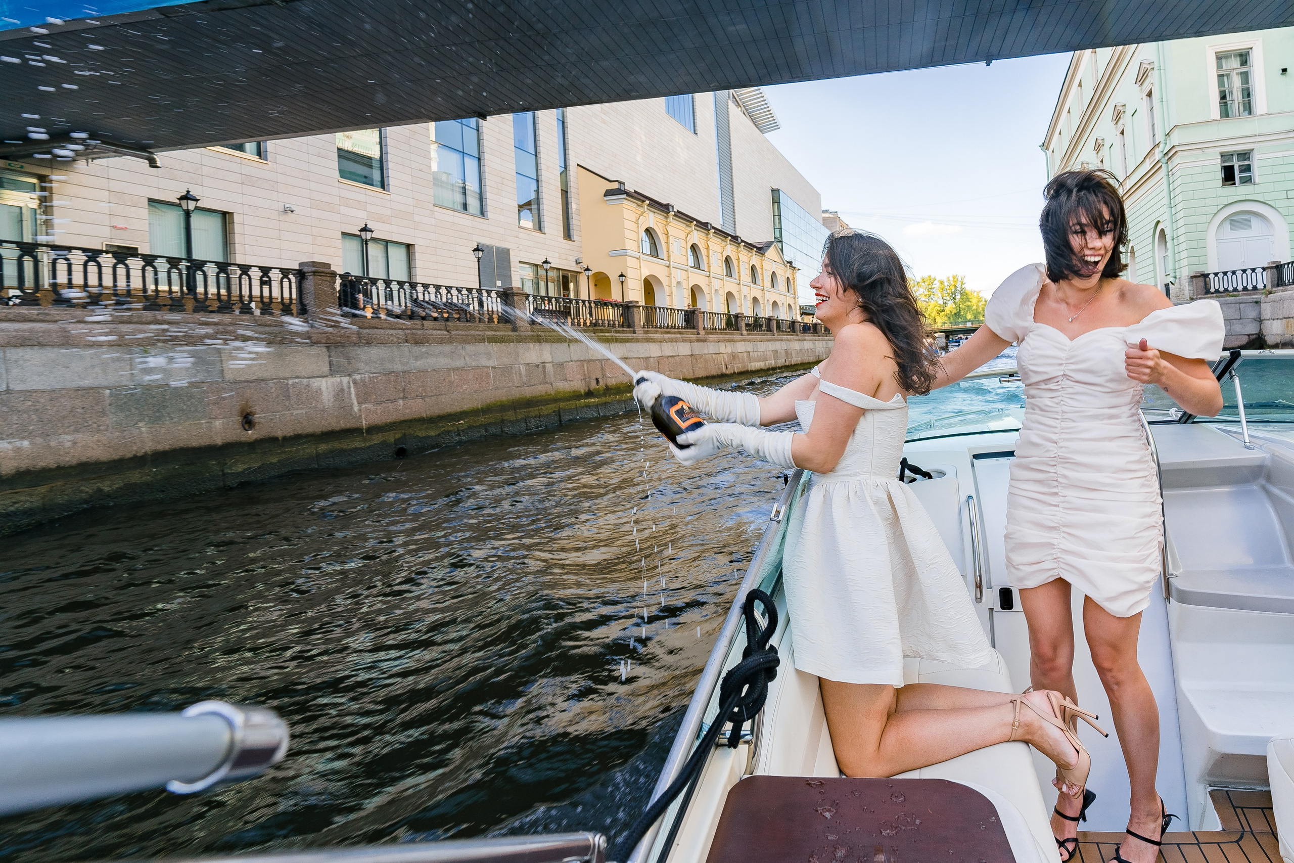 Фотосъемка девичника, встреча девушек, веселые женские портреты