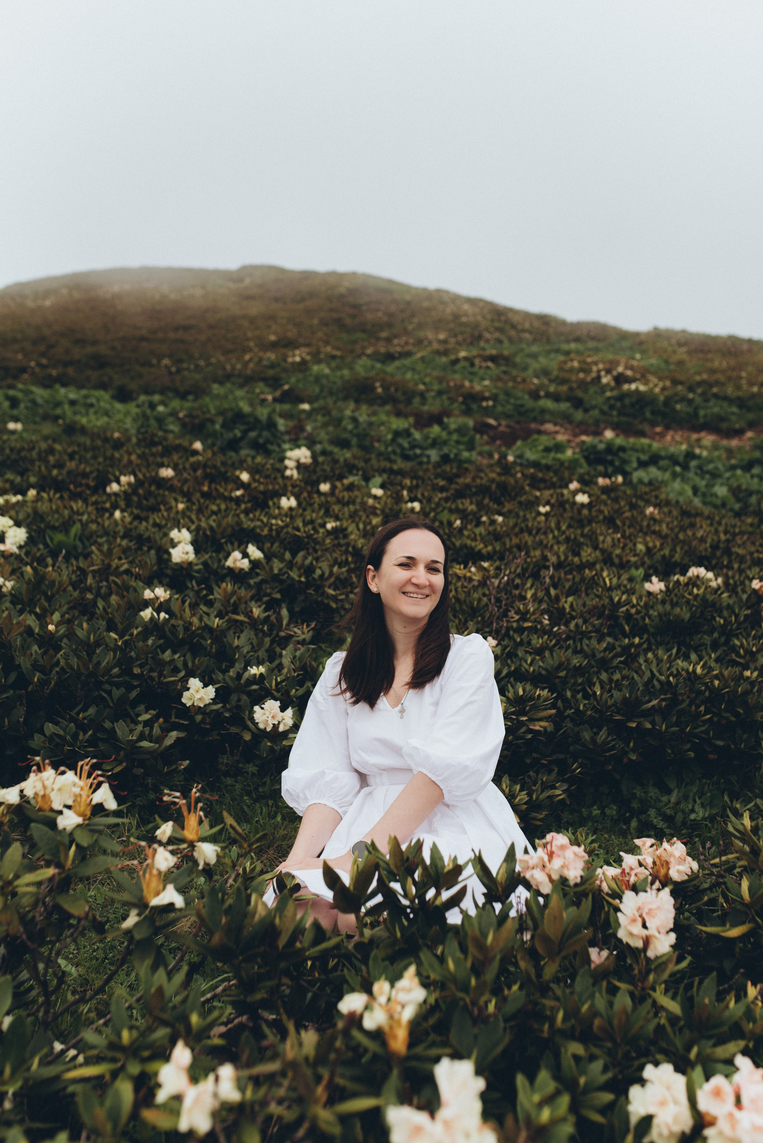 Фотосессия в горах Красной поляна Сочи цветение рододендрона. Фотограф в Сочи — Маргарита Поганова