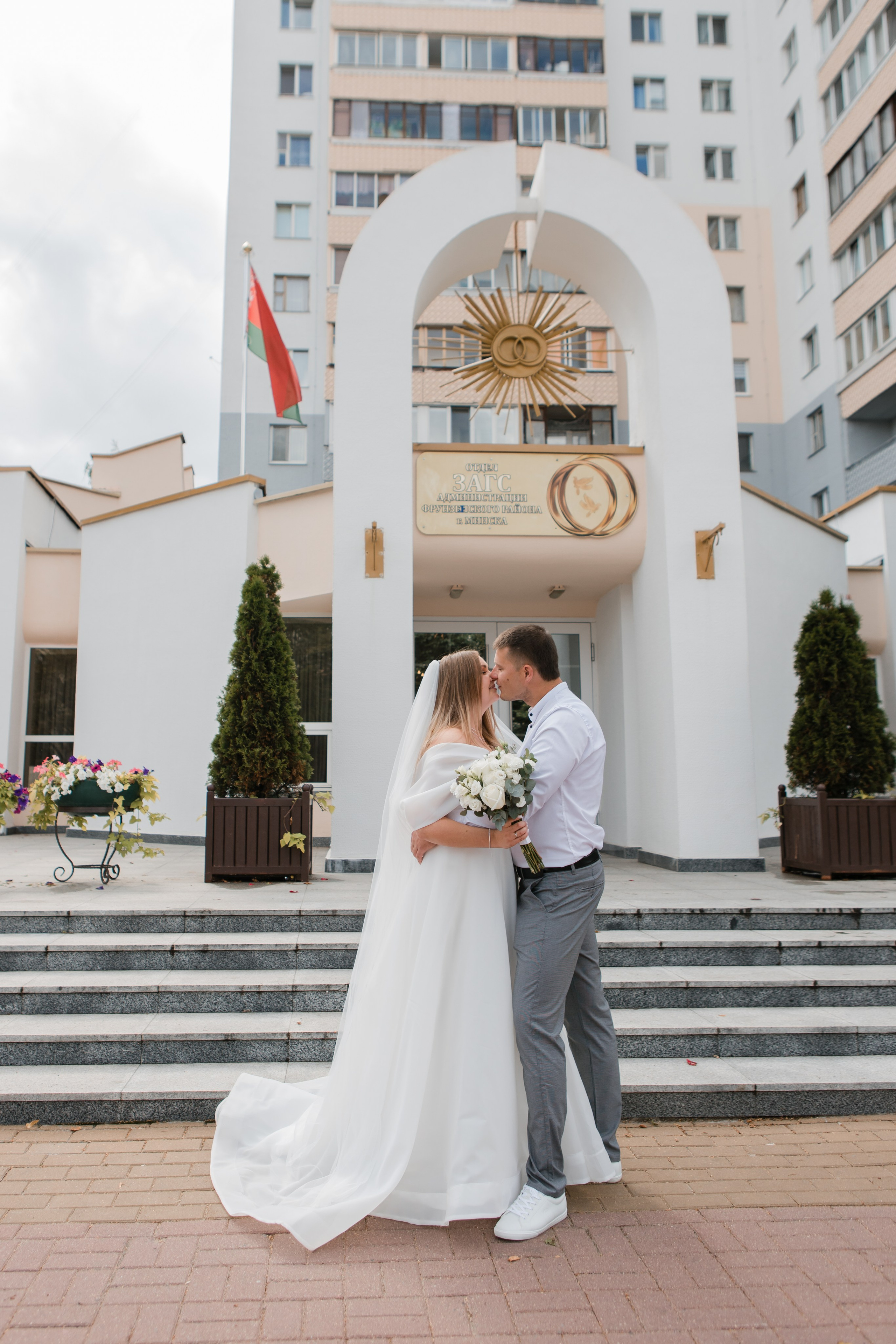 Отдел ЗАГС Администрации Фрунзенского района. Видеосъемка и фотосъемка свадеб. Фотограф и оператор на свадьбу. Видеосъемка подкастов, собственная видео-фотостудии. Предметная фотосъемка