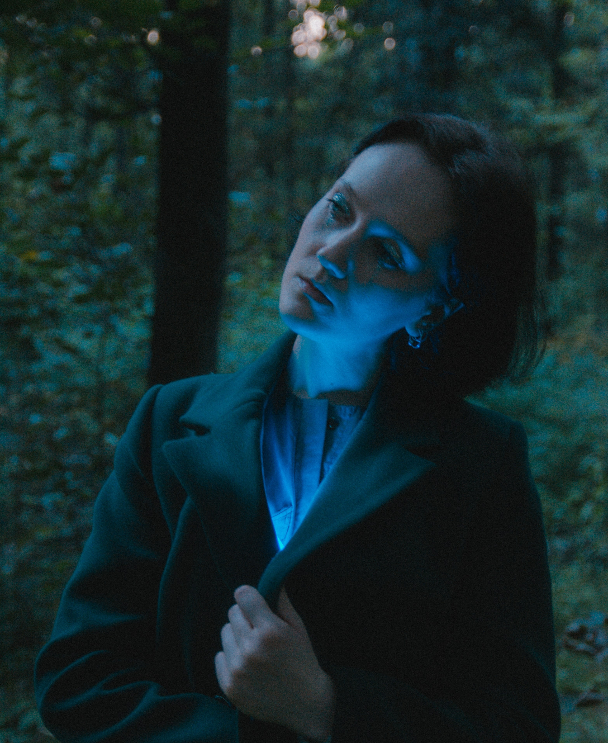 Портрет Насти в парке Кусково на закате с мягкой контровой RGB‑подсветкой.