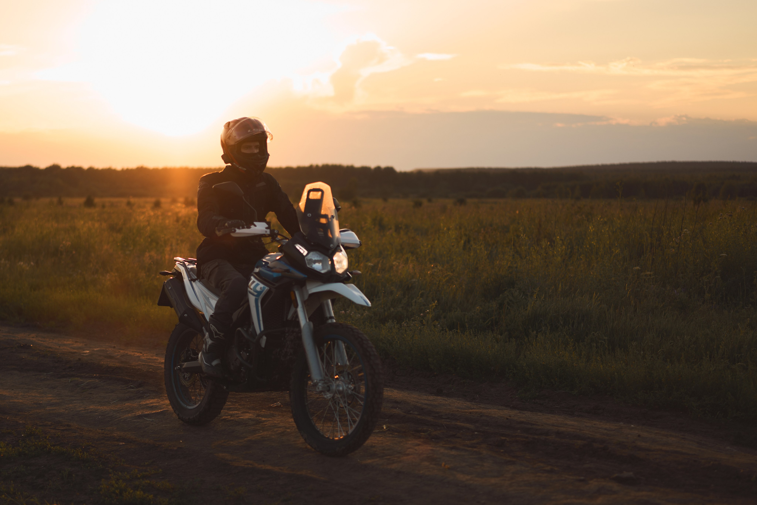 Съемка на закате с мотоциклом в поле. Фотограф Екатеринбург Кокшарова Александра