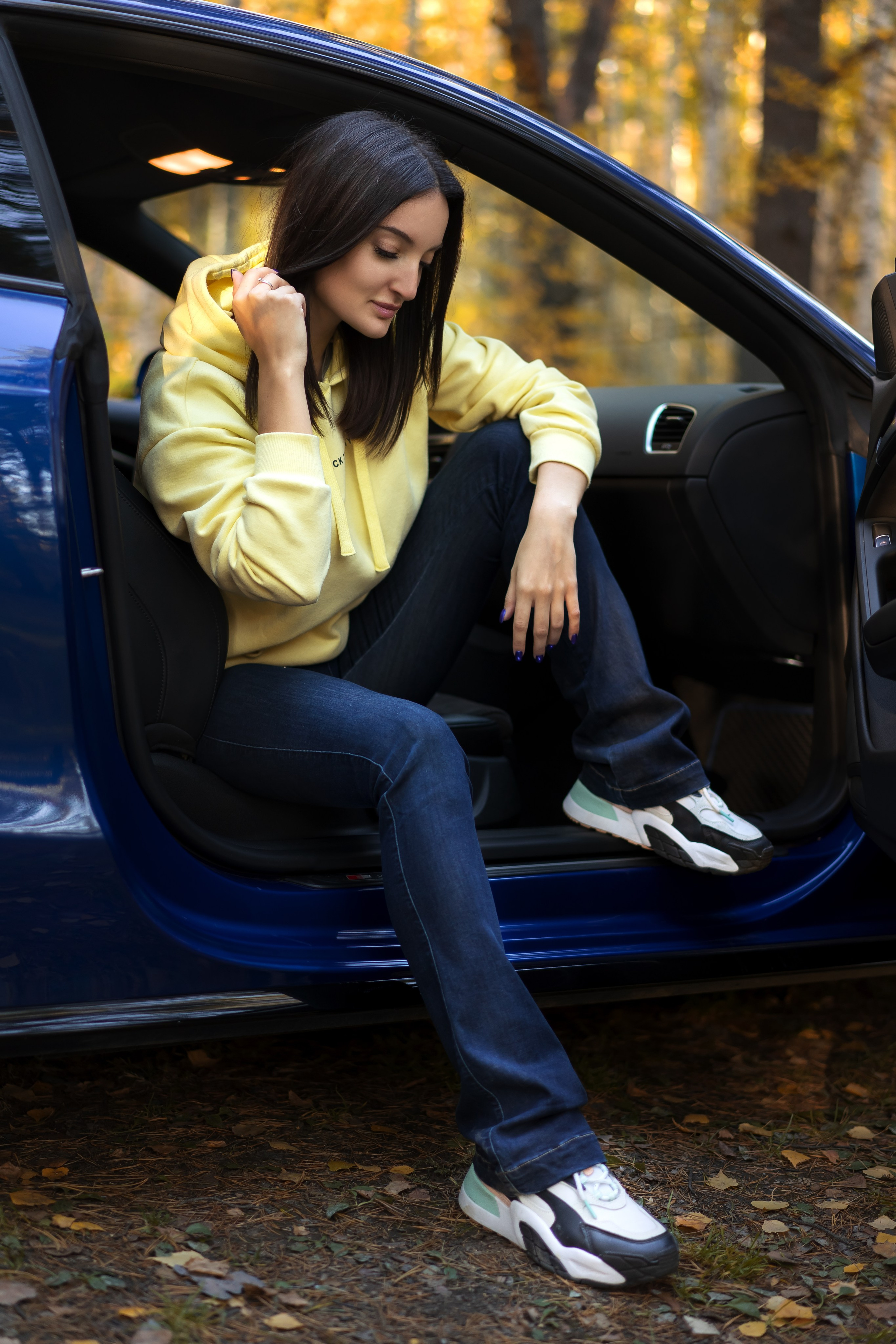 Портретная фотосессия с машиной. Фотограф Екатеринбург Кокшарова Александра