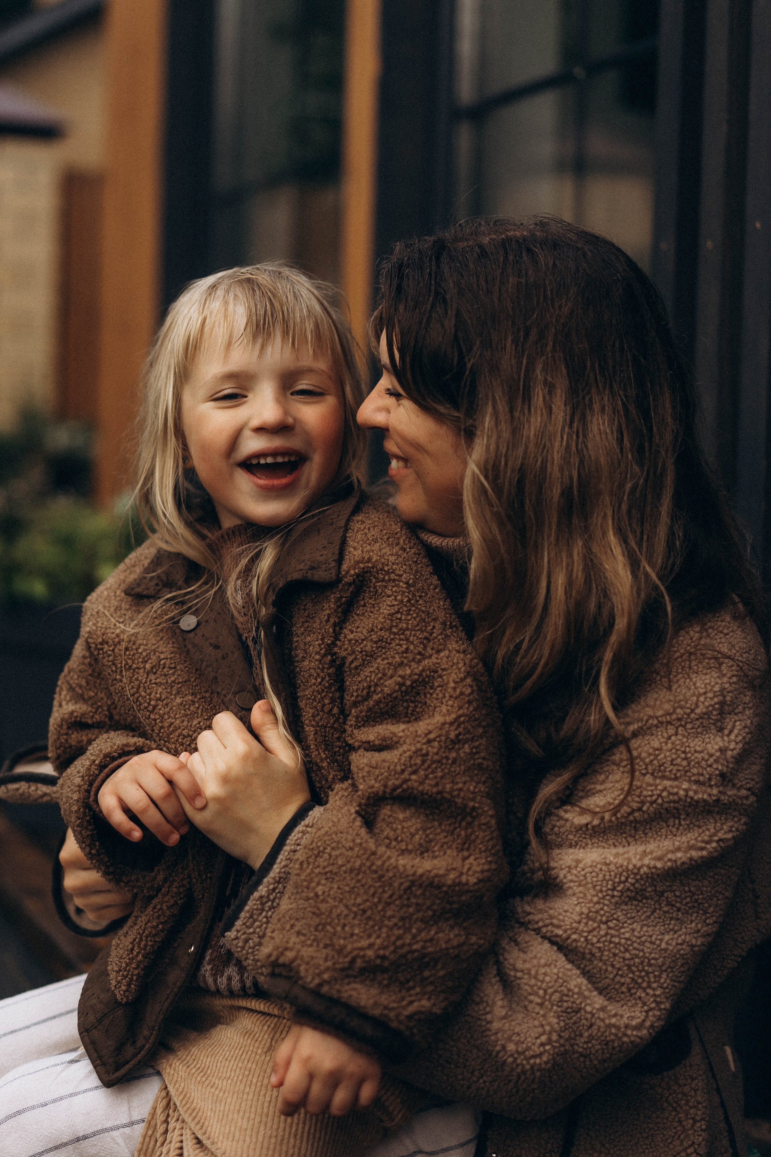 Фотосессия у дома во дворе мама и дочка. Фотограф Екатеринбург Кокшарова Александра
