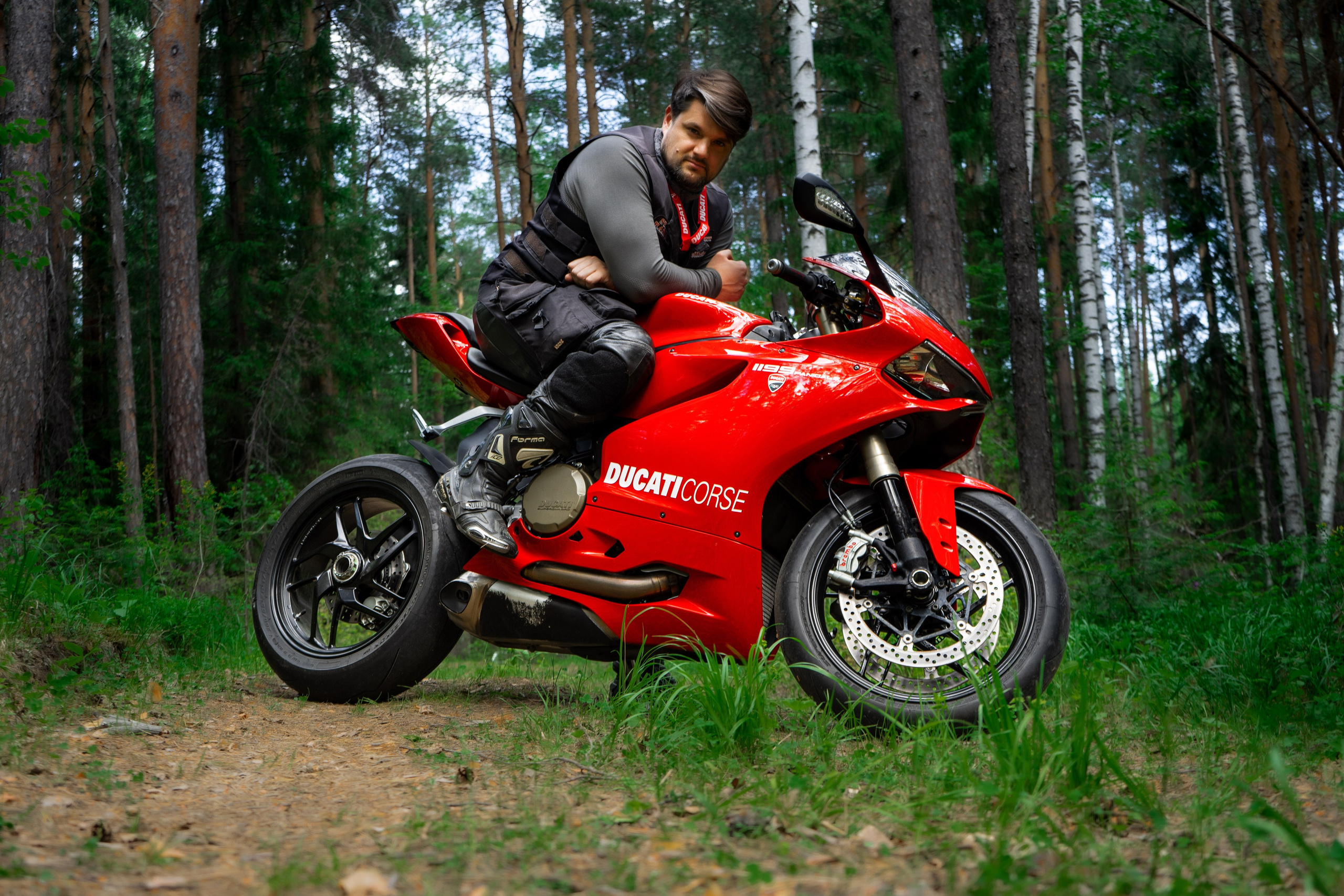 Мужская фотосессия в лесу на Корсе. Фотограф Екатеринбург Кокшарова Александра