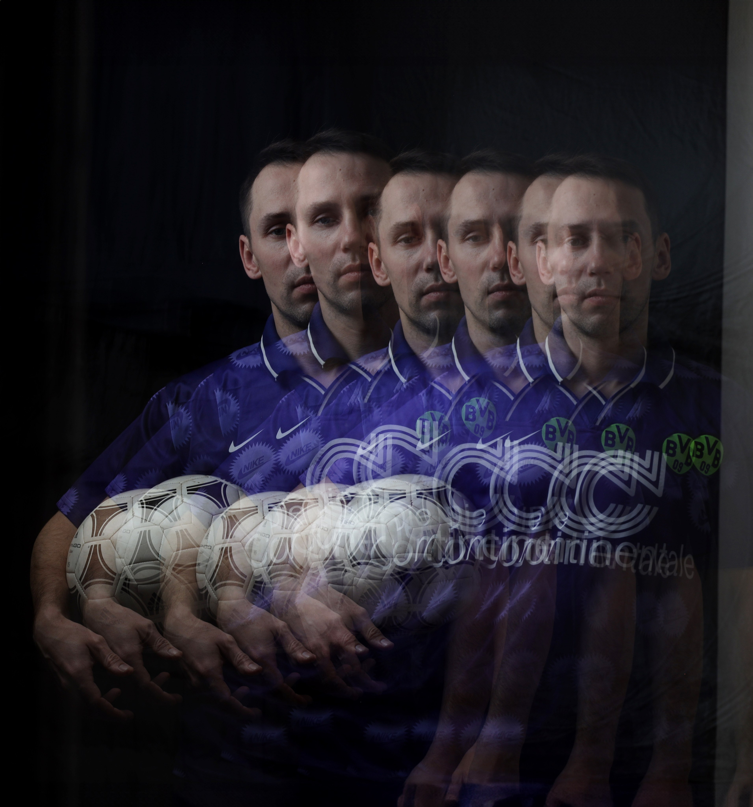 фотосессия тематическая мужчина с футбольным мячом играет в футбол