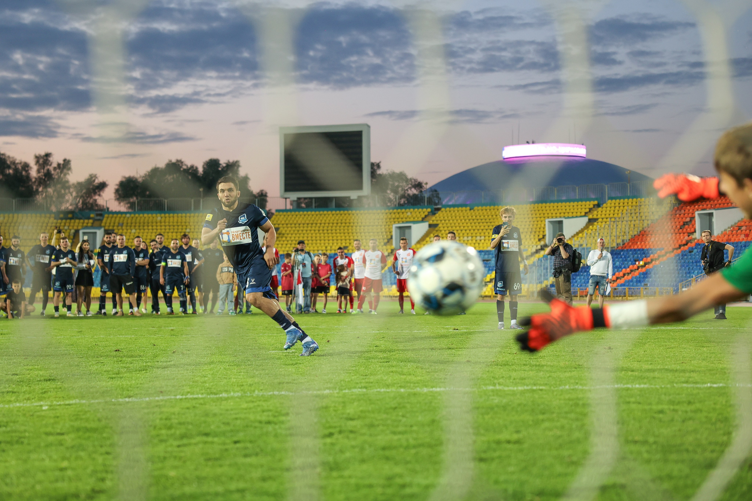 Благотворительный футбольный матч Друзья Бурмистрова vs ФК Fight Nights. Спортивный репортажный фотограф Казань Нафис Сиразетдинов