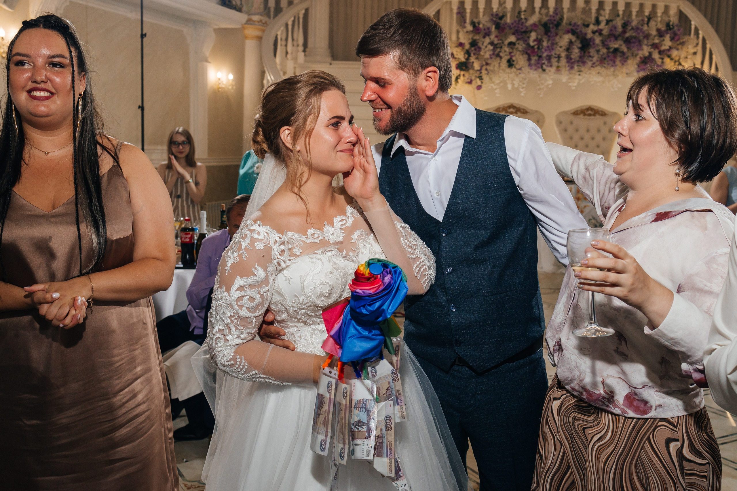 Трогательная выездная церемония в уютном ресторане. Олег Сверчков | Свадебный фотограф Вологда