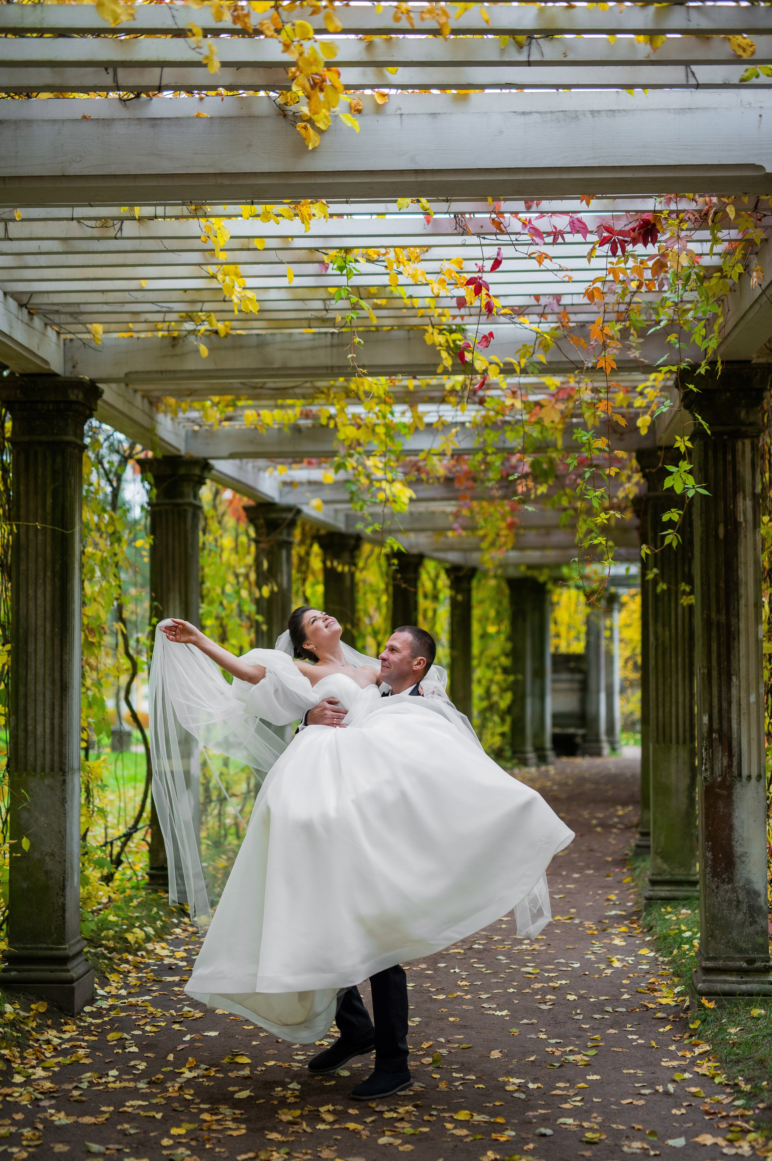 Осенняя свадебная прогулка в Екатерининском парке в Пушкине. Портретный, семейный и свадебный фотограф в Санкт-Петербурге и в Пушкине Ширяев Денис