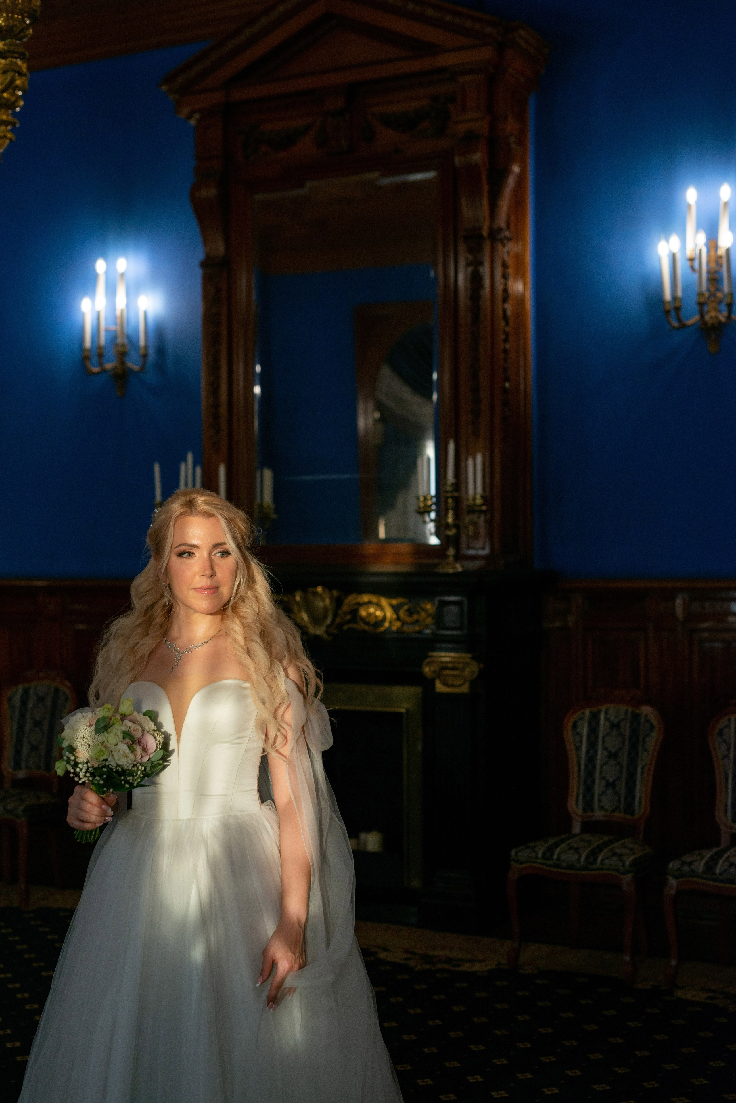 Евгения (фотосессия с малиновым chevrolet camaro, в сирени в Пушкине в Екатерининском парке). Портретный, семейный и свадебный фотограф в Санкт-Петербурге и в Пушкине Ширяев Денис