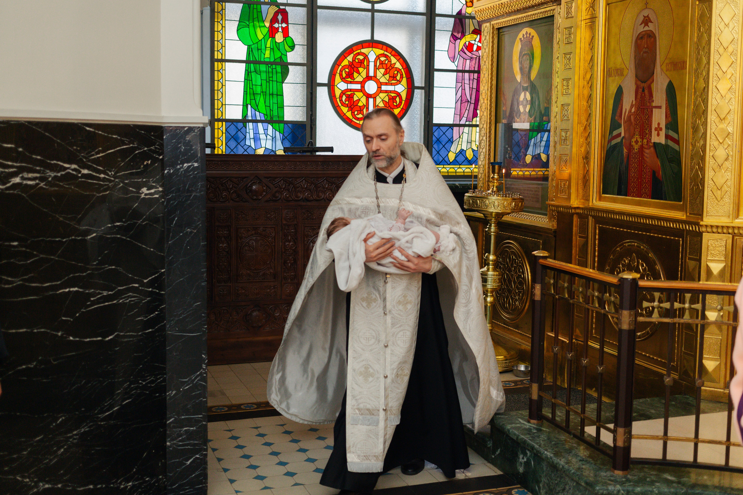 в каком храме лучше крестить ребенка — атмосфера, расположение, правила, Современная крестильная купель для полного погружения. На что обратить внимание при выборе храма, Вместительный и светлый зал храма — ключевой фактор при выборе места для крещения с большим числом гостей, купель в храме Невского района Санкт-Петербурга