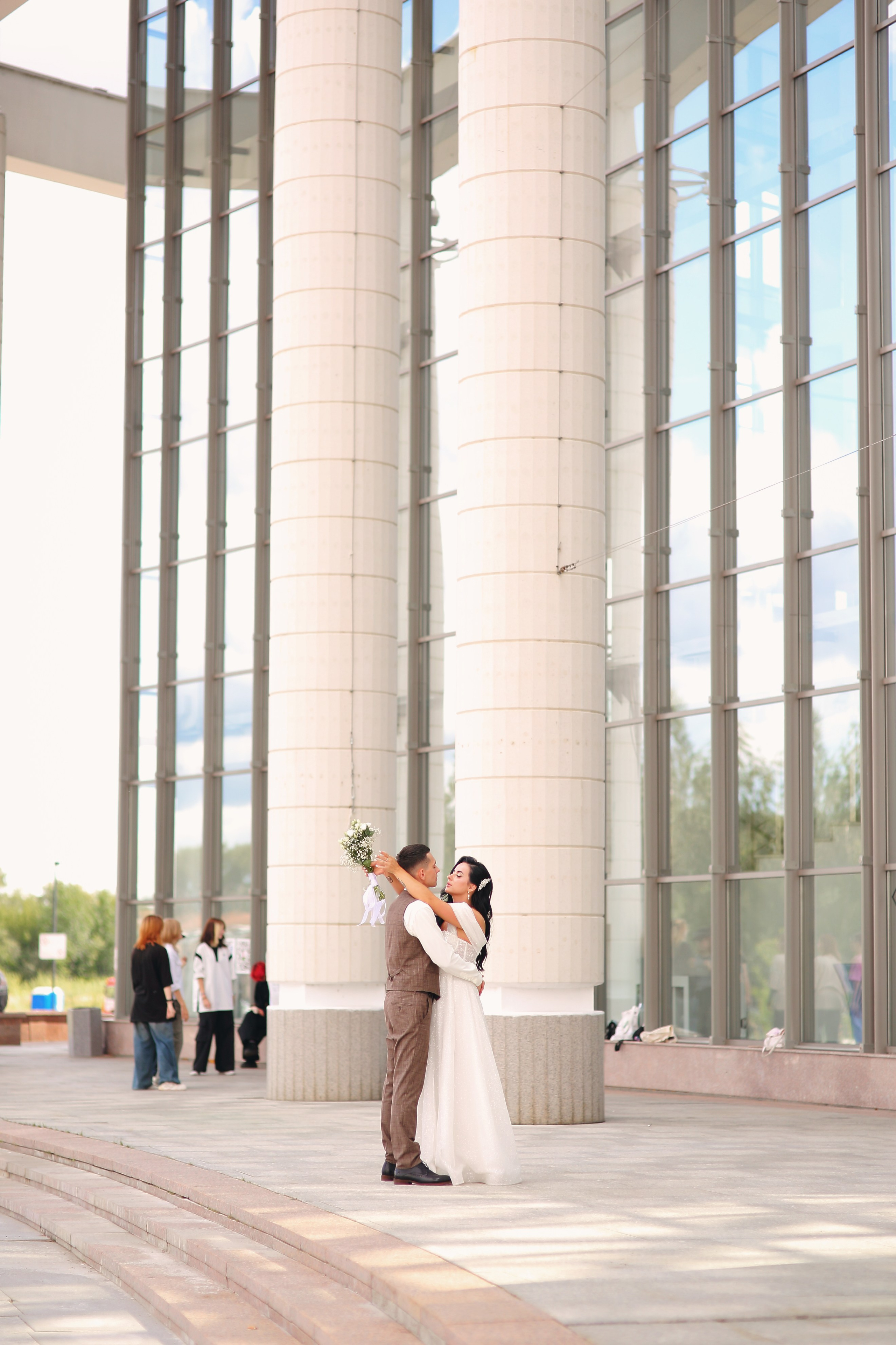 Съемка пары Марии и Ильи, гуляющих по городу. Свадебный и репортажный фотограф в Ярославле и Санкт-Петербурге Роман Микрюков