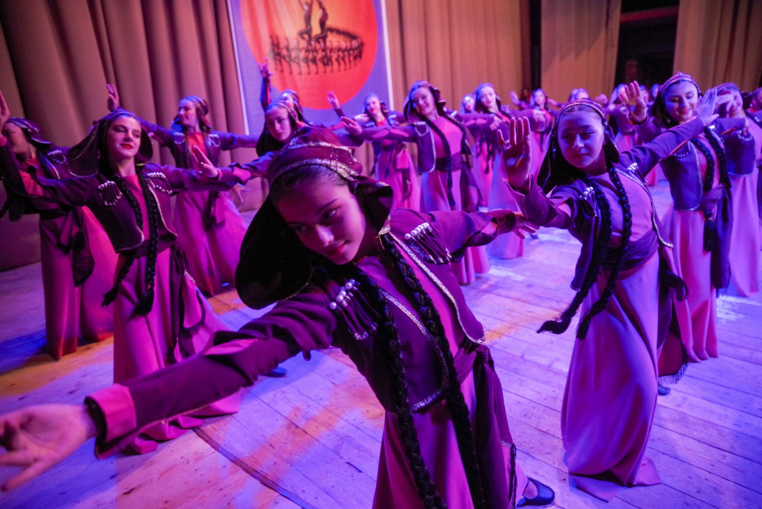 Грузинский танец. Портретный фотограф Денис Милютин