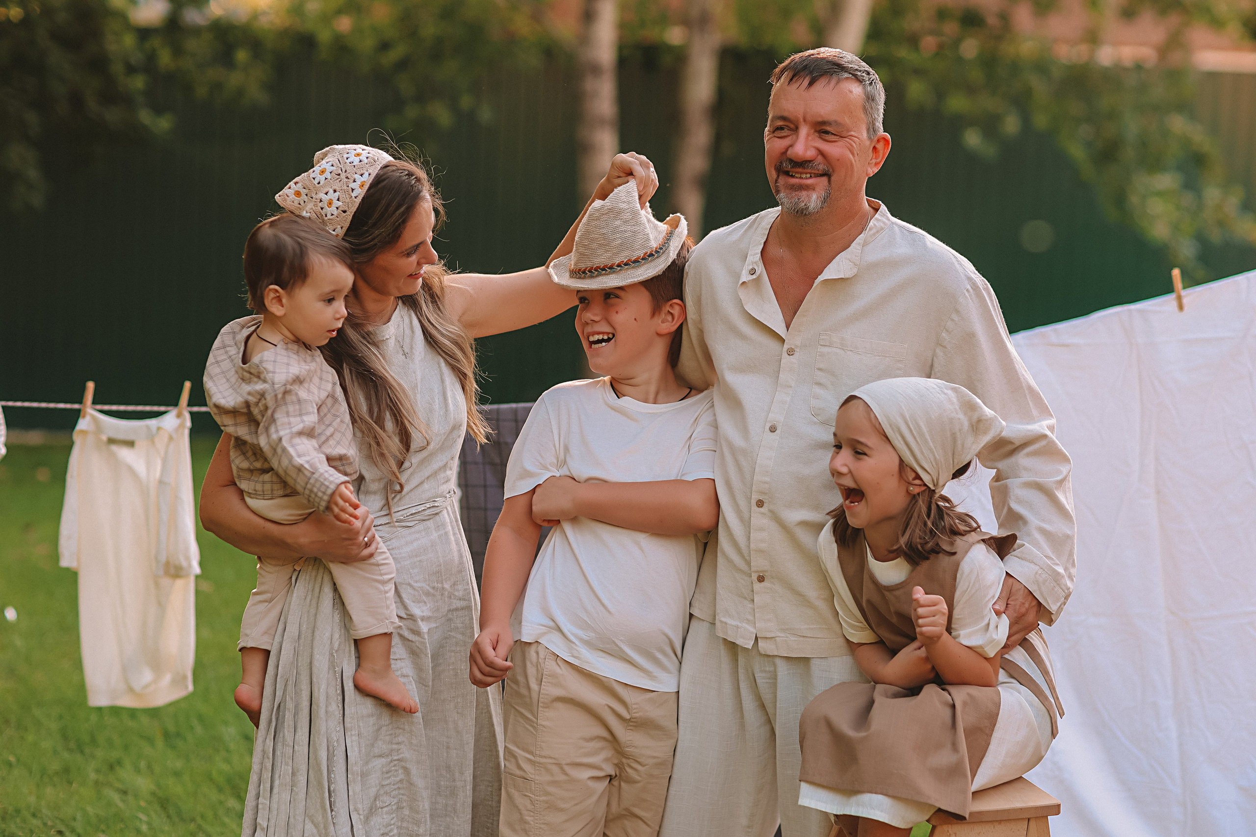 Стирка у дома. Семейный фотограф Тюмень, фотограф на роды Салмина Мария