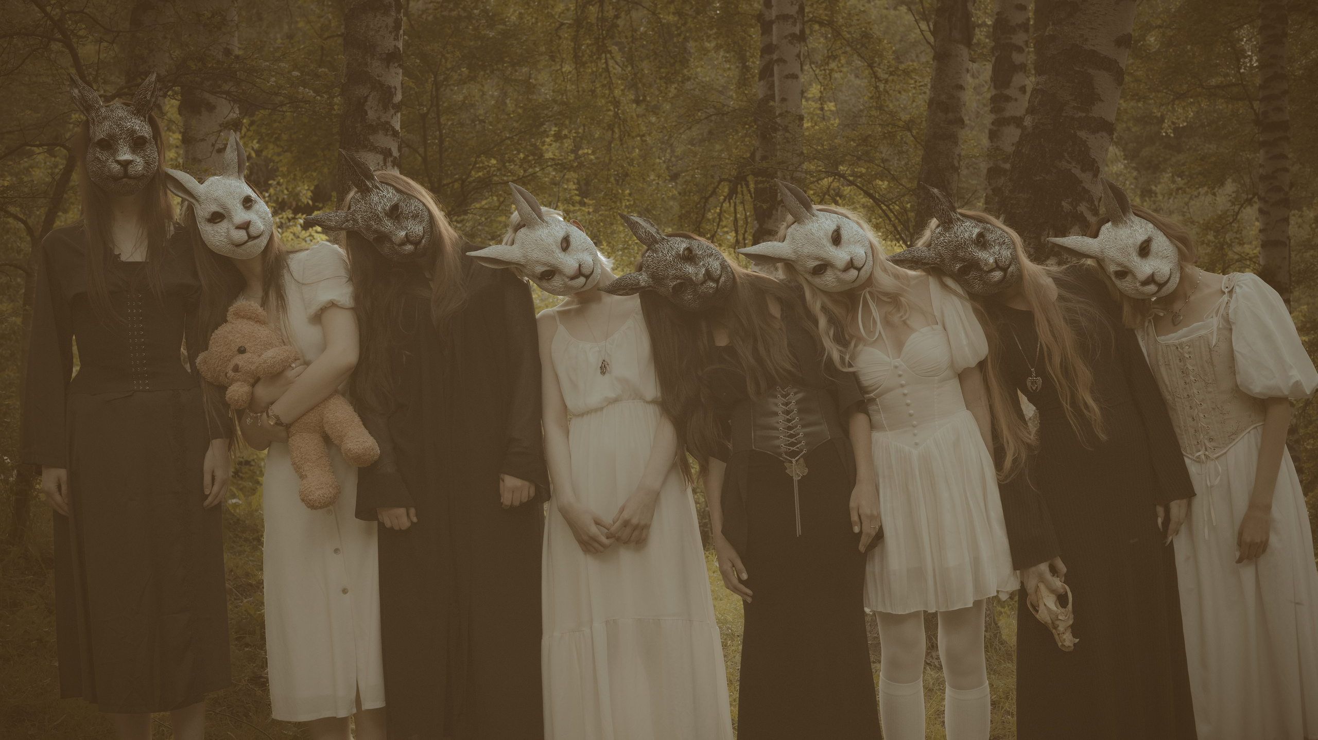 Групповая арт-фотосессия: девушки в винтажных нарядах и звериных масках