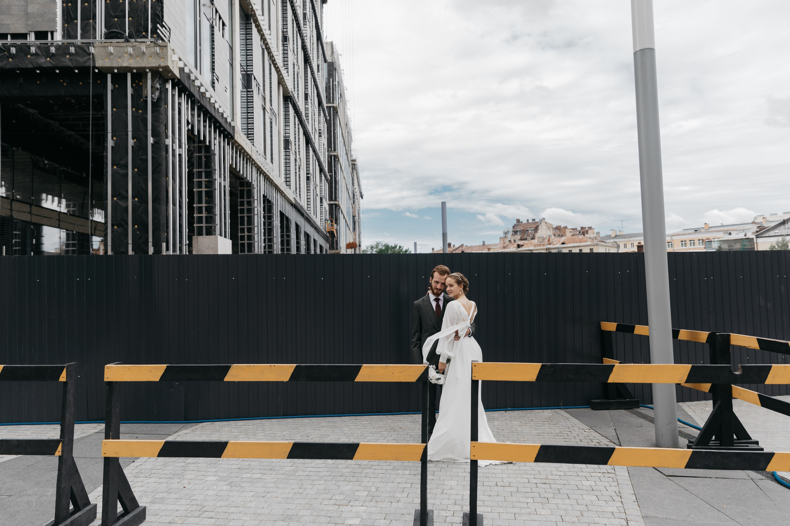 Любовь — противовес этому ужасу, любовь — акт единения и сохранения. Свадебный фотограф в Санкт-Петербурге