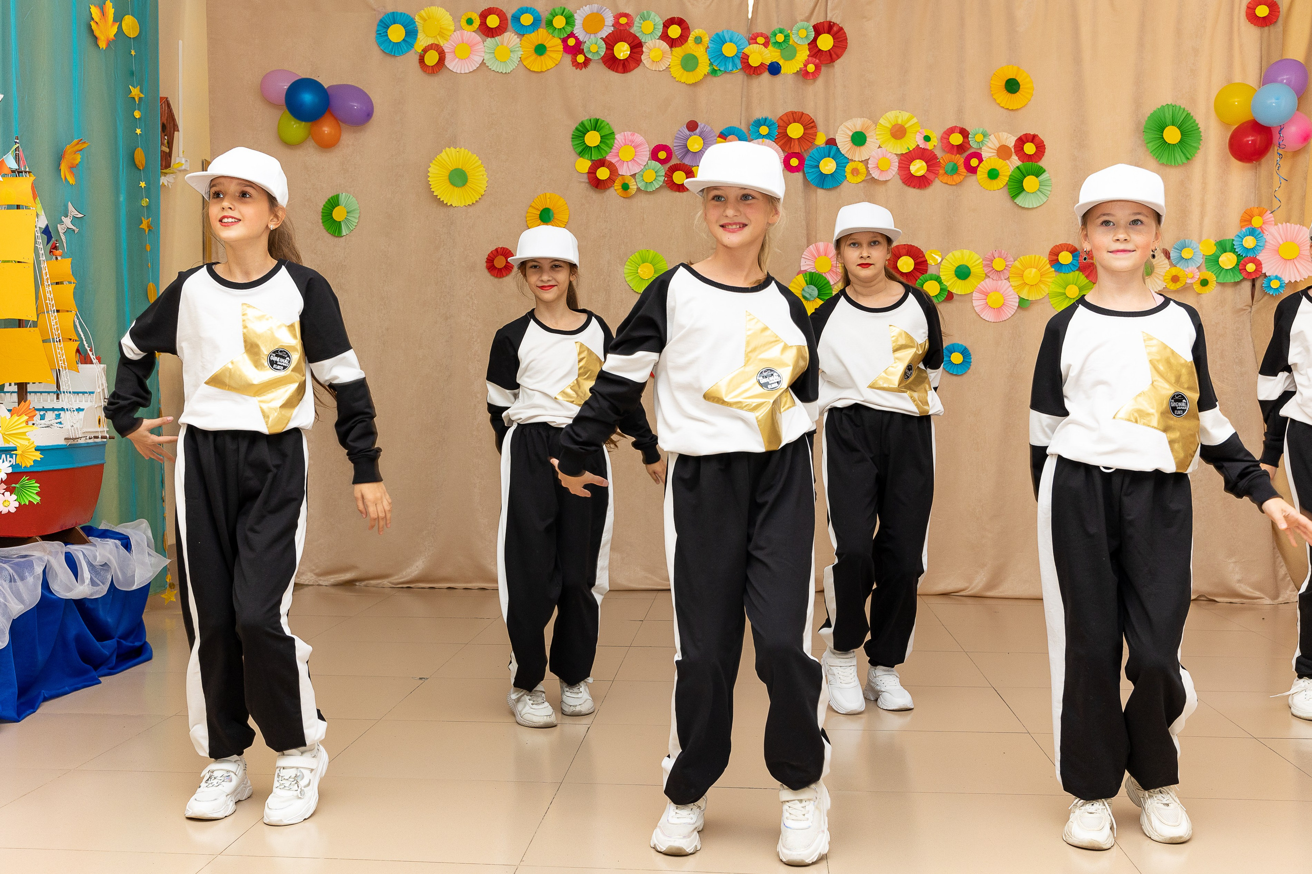 Выступление танцевального коллектива Браво. Выпускные альбомы во Владивостоке