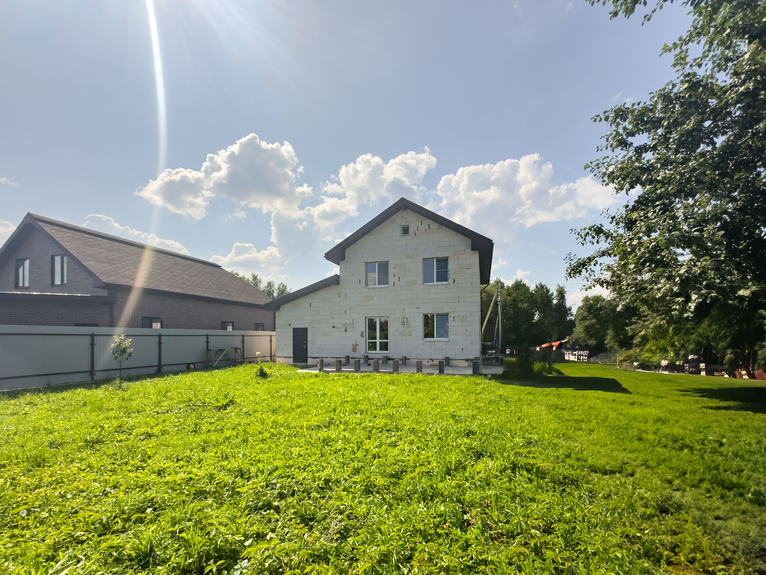 Готовый каркас дома с установленной кровлей и окнами.Чепелево