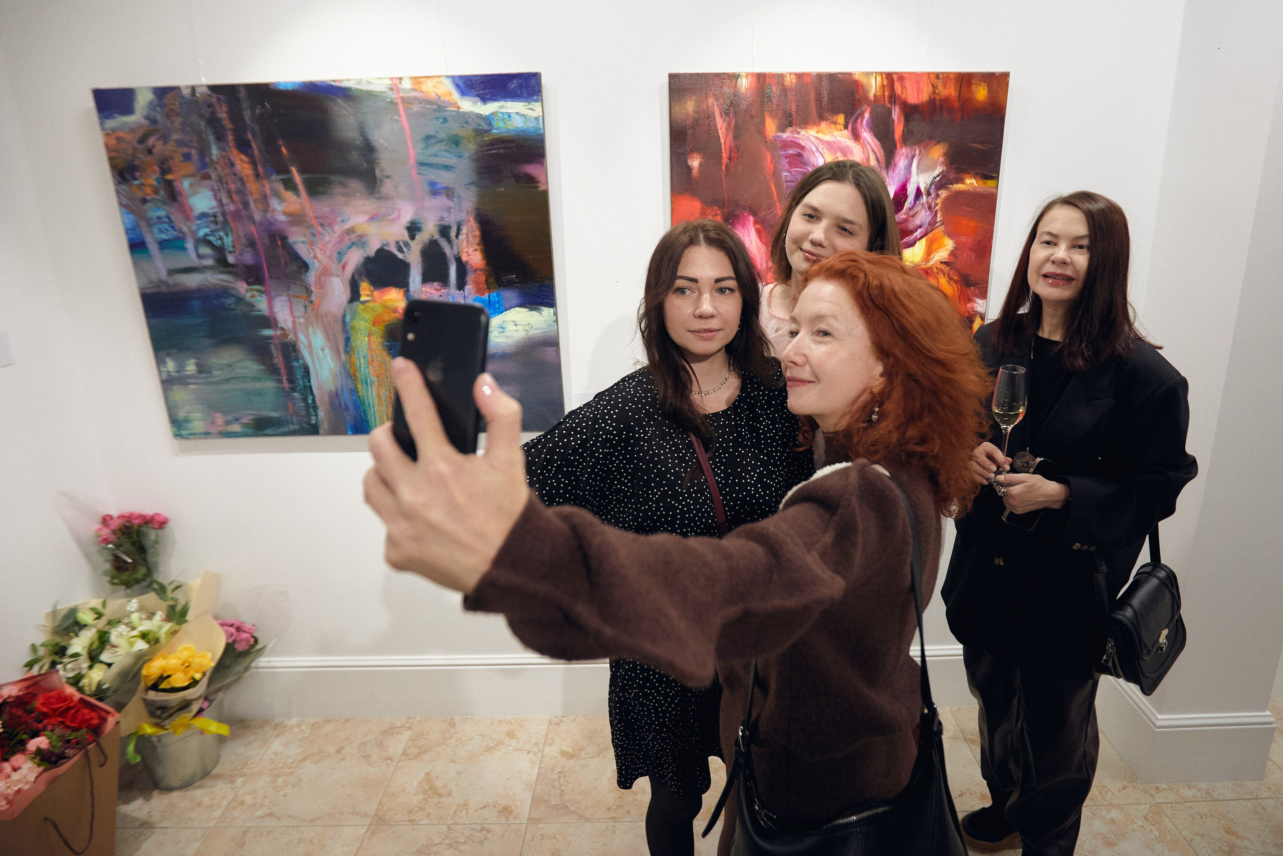 Открытие выставки краснодарской художницы Ларисы Блохиной. Фотограф Юлия Маринина