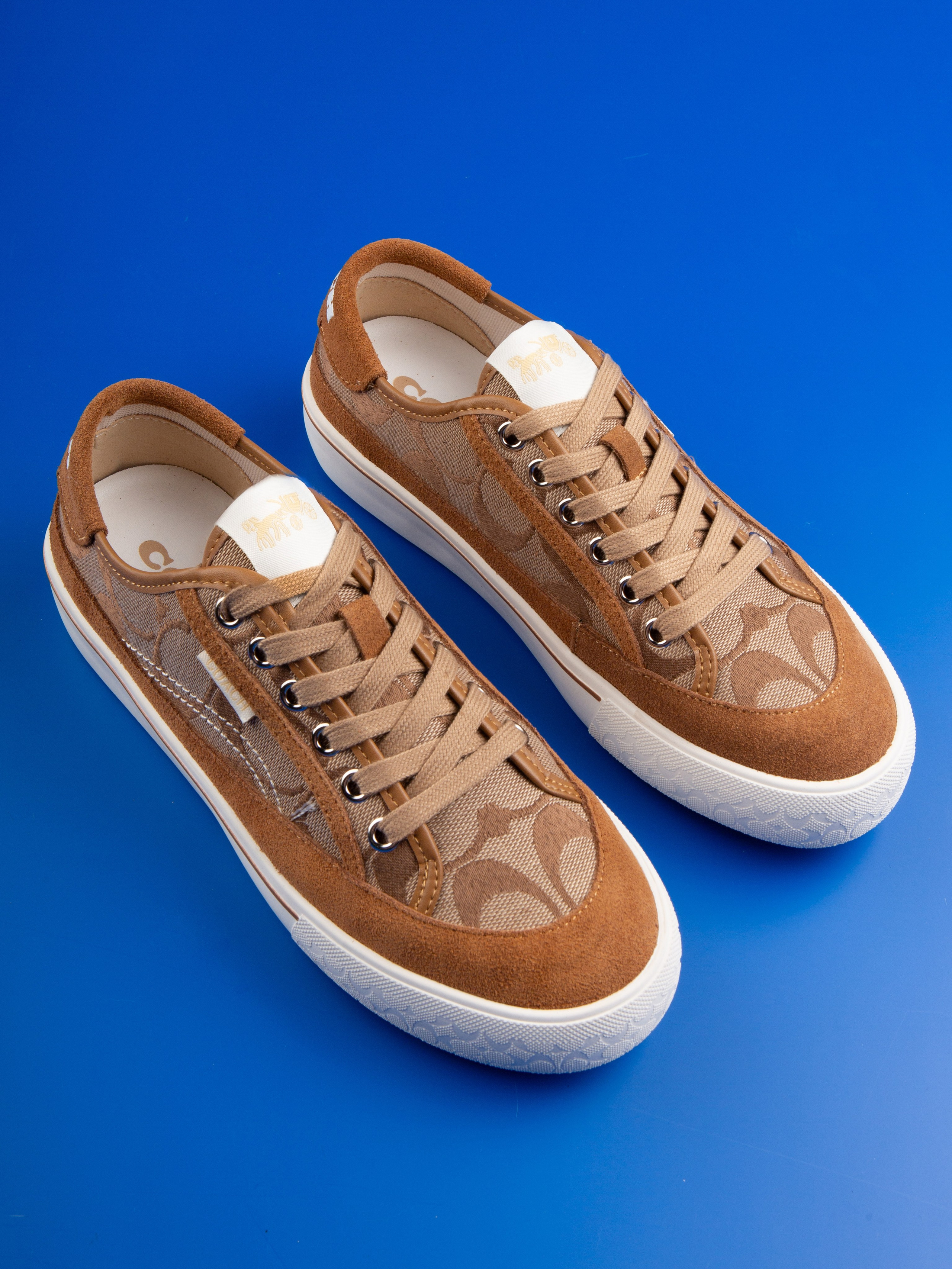 Обувь на цветных фонах. Фотограф Мария Кольцова